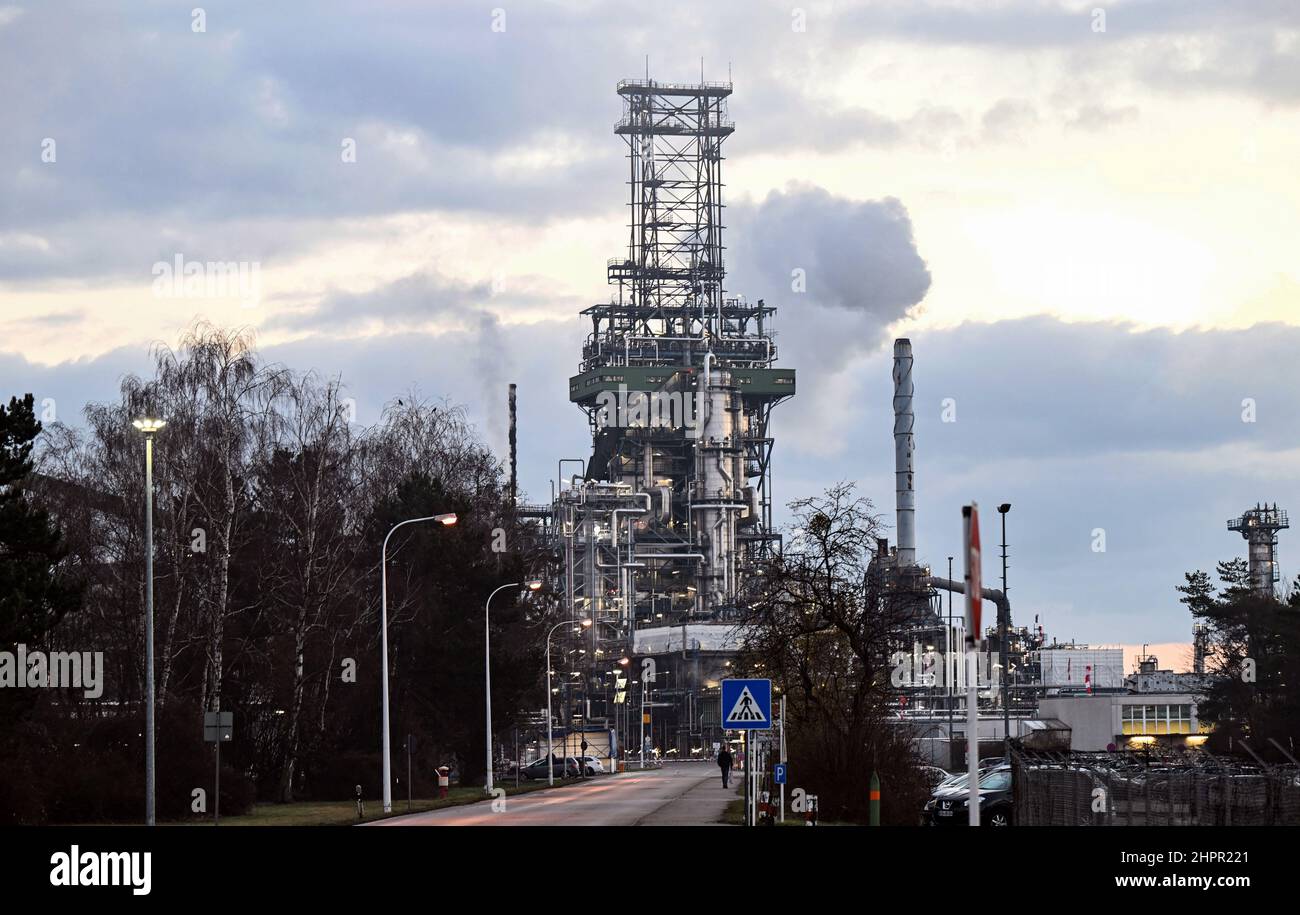 Karlsruhe, Germany. 23rd Feb, 2022. Exterior photo of a plant section at MiRO Mineralölraffinerie Oberrhein. The coalition committee is dealing with high energy prices today. Credit: Uli Deck/dpa/Alamy Live News Stock Photo