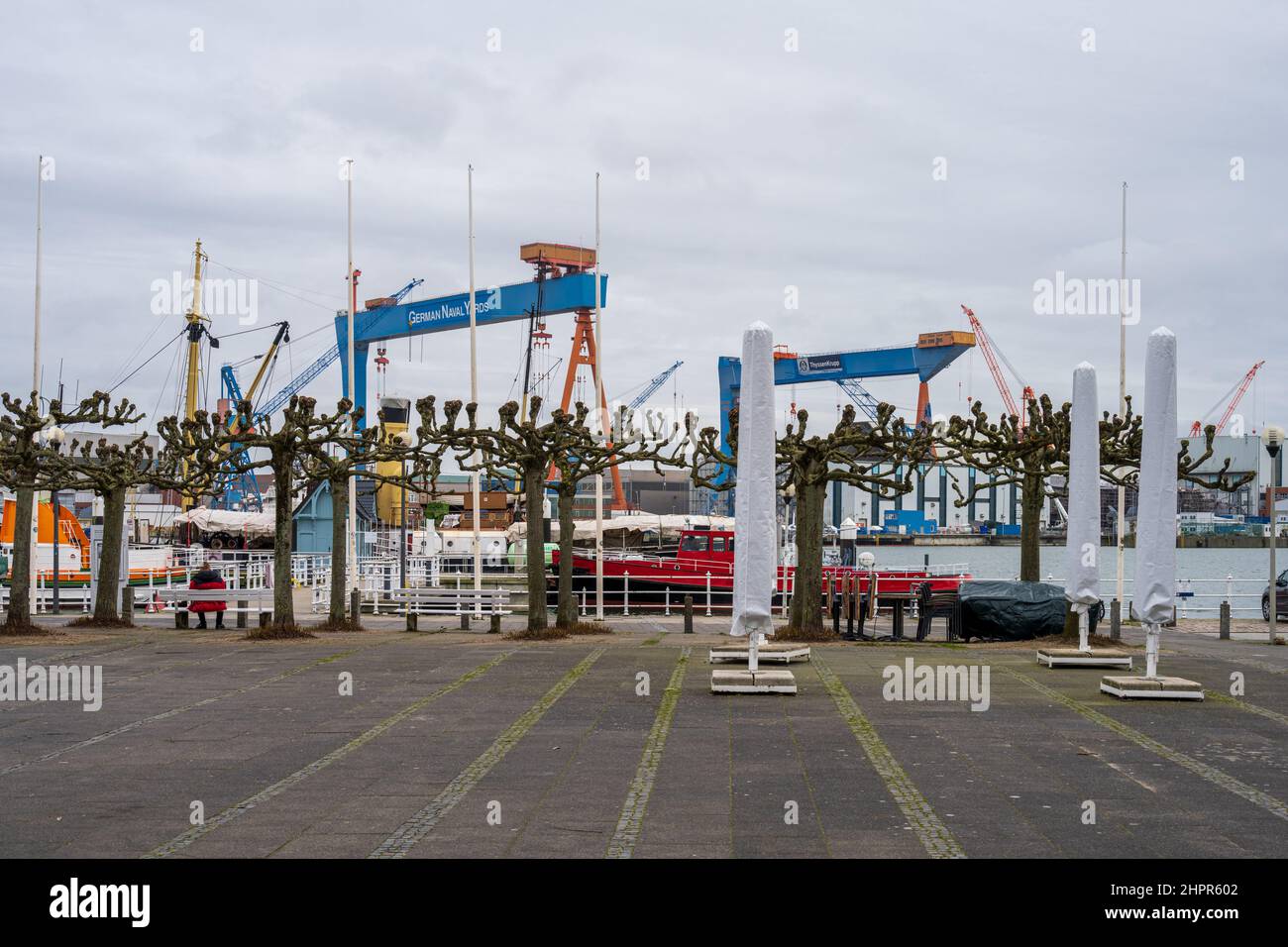 Die Museumsbrücke im Kieler Hafen mit den Traditionsschiffen. Am anderen Ufer der Kieler Förde die Werftanlagen von Kiel-Gaarden Stock Photo