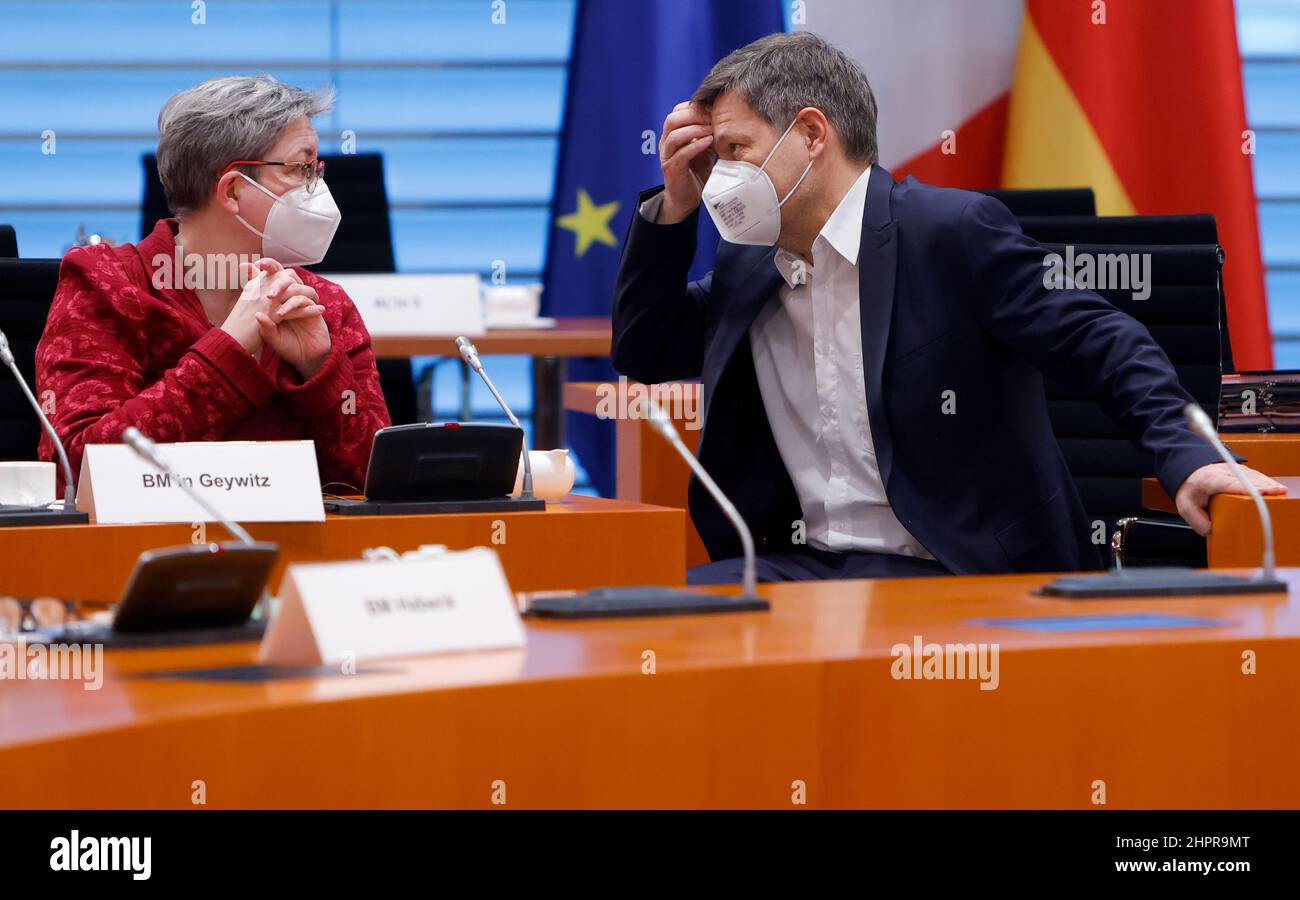 German Housing Minister Klara Geywitz and Economy and Climate Protection Minister Robert Habeck attend the weekly cabinet meeting at the Federal Chancellery in Berlin, Germany February 23, 2022. REUTERS/Michele Tantussi/Pool Stock Photo