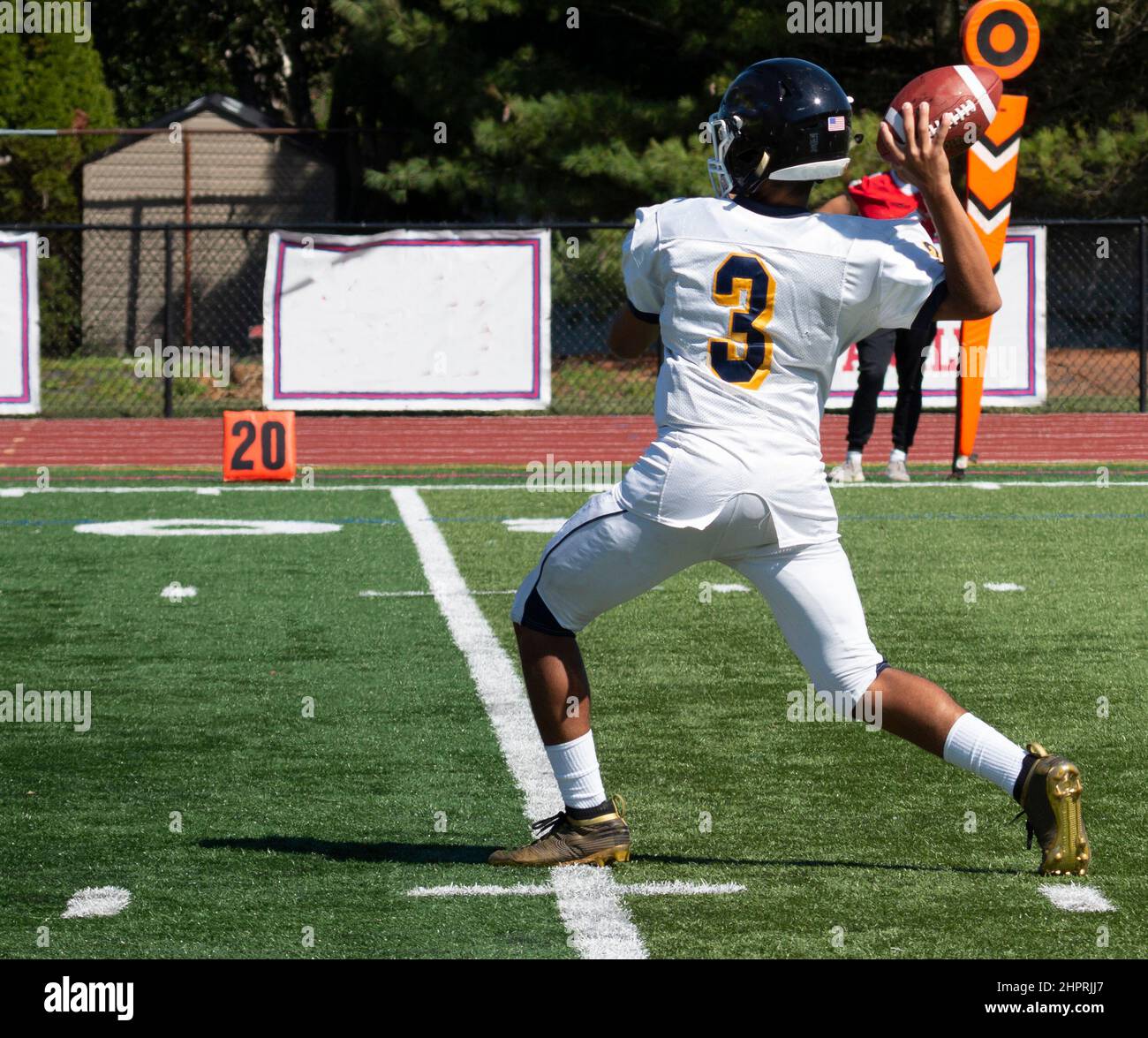 Throwing american football in hires stock photography and images Alamy