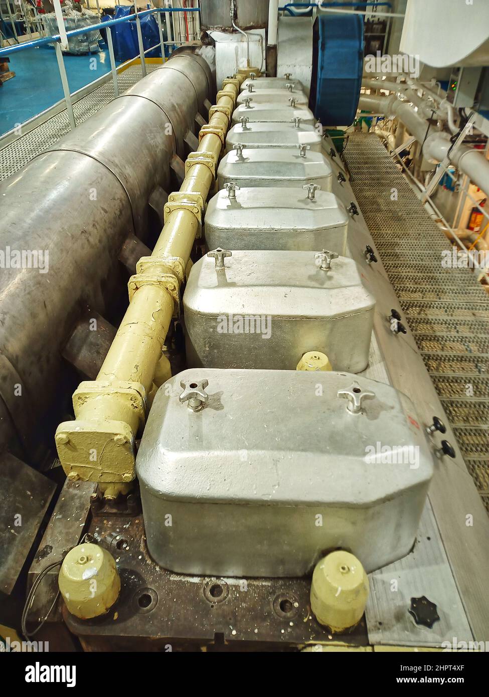 ships engine room,marine engine,main engine maintenance,ships engine