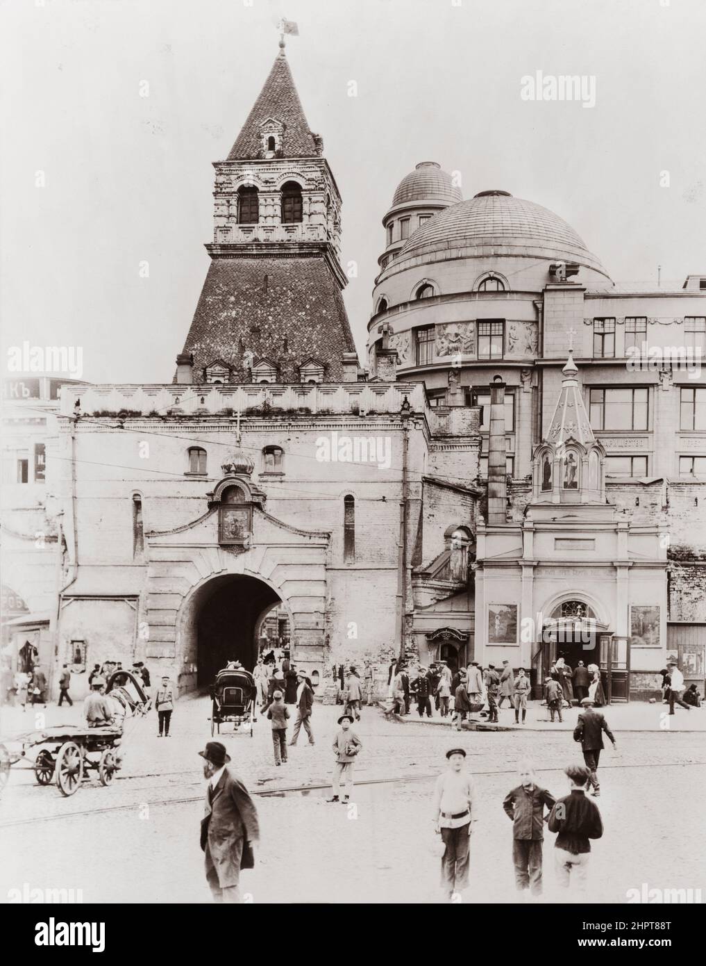 Vintage photo of the St Elijah's Gates to Kitay-gorod, with its Russian-style architecture and Gethsemane Chapel (Sergius of Radonezh chapel) adjoinin Stock Photo