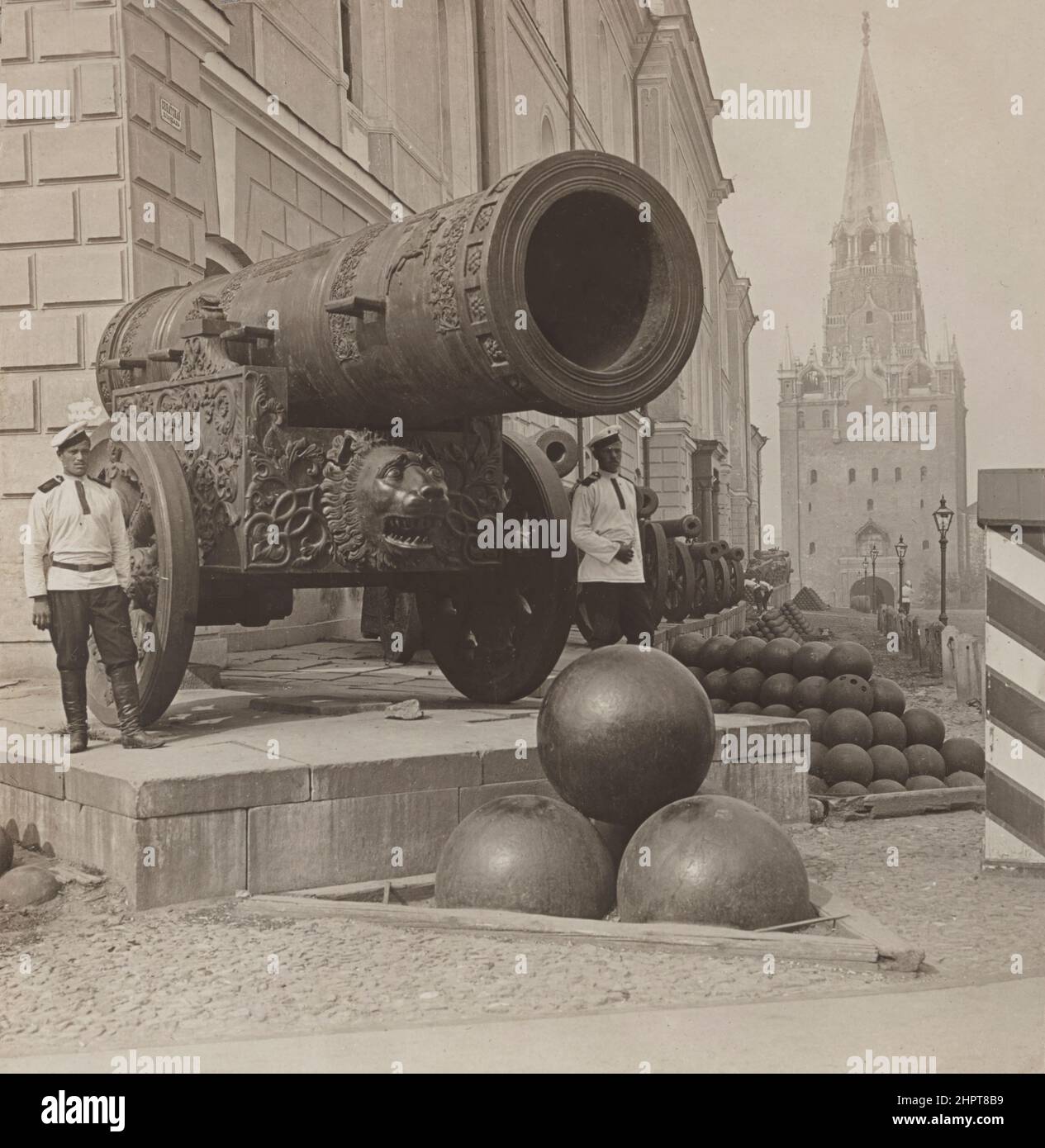 Vintage photo of Tsar Cannon in the Moscow Kremlin. Russian Empire. 1900s The Tsar Cannon is a large early modern period artillery piece (known as a b Stock Photo