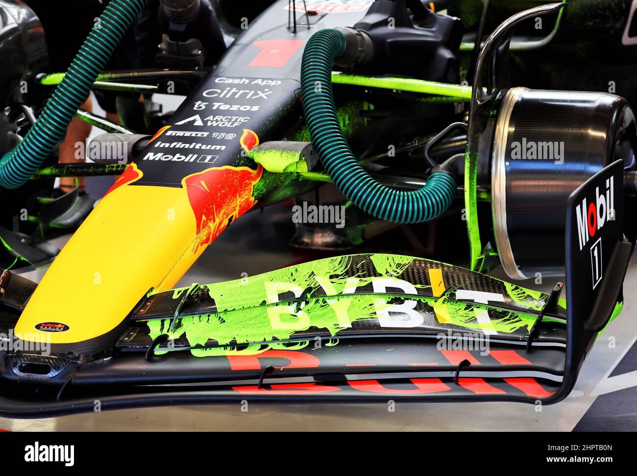 Max Verstappen (NLD) Red Bull Racing RB18 with flow-vis paint on the ...