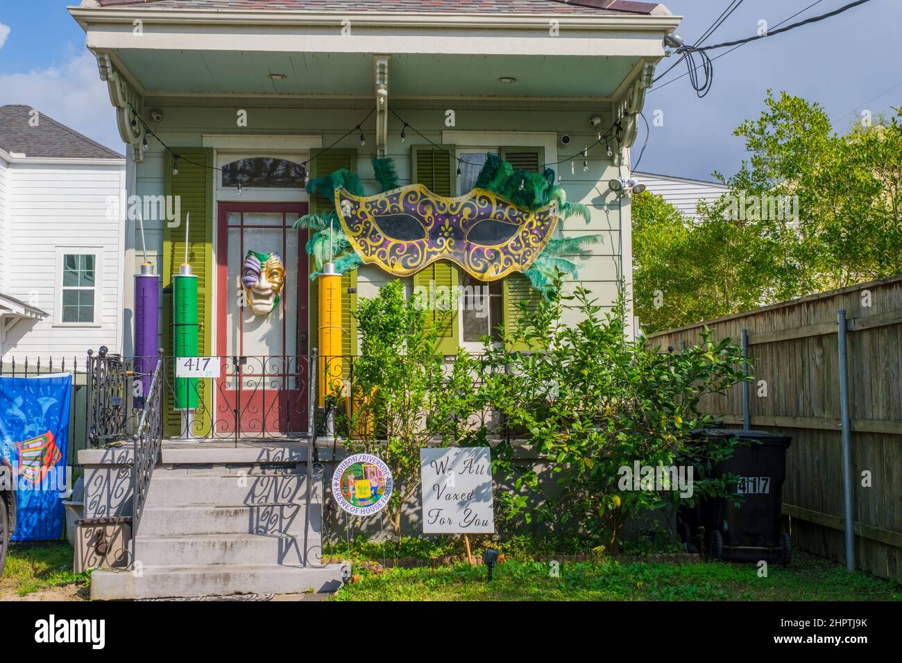 NEW ORLEANS, LA, USA - FEBRUARY 22, 2022: Shotgun house in Audubon-Riverside neighborhood decorated for Mardi Gras Stock Photo