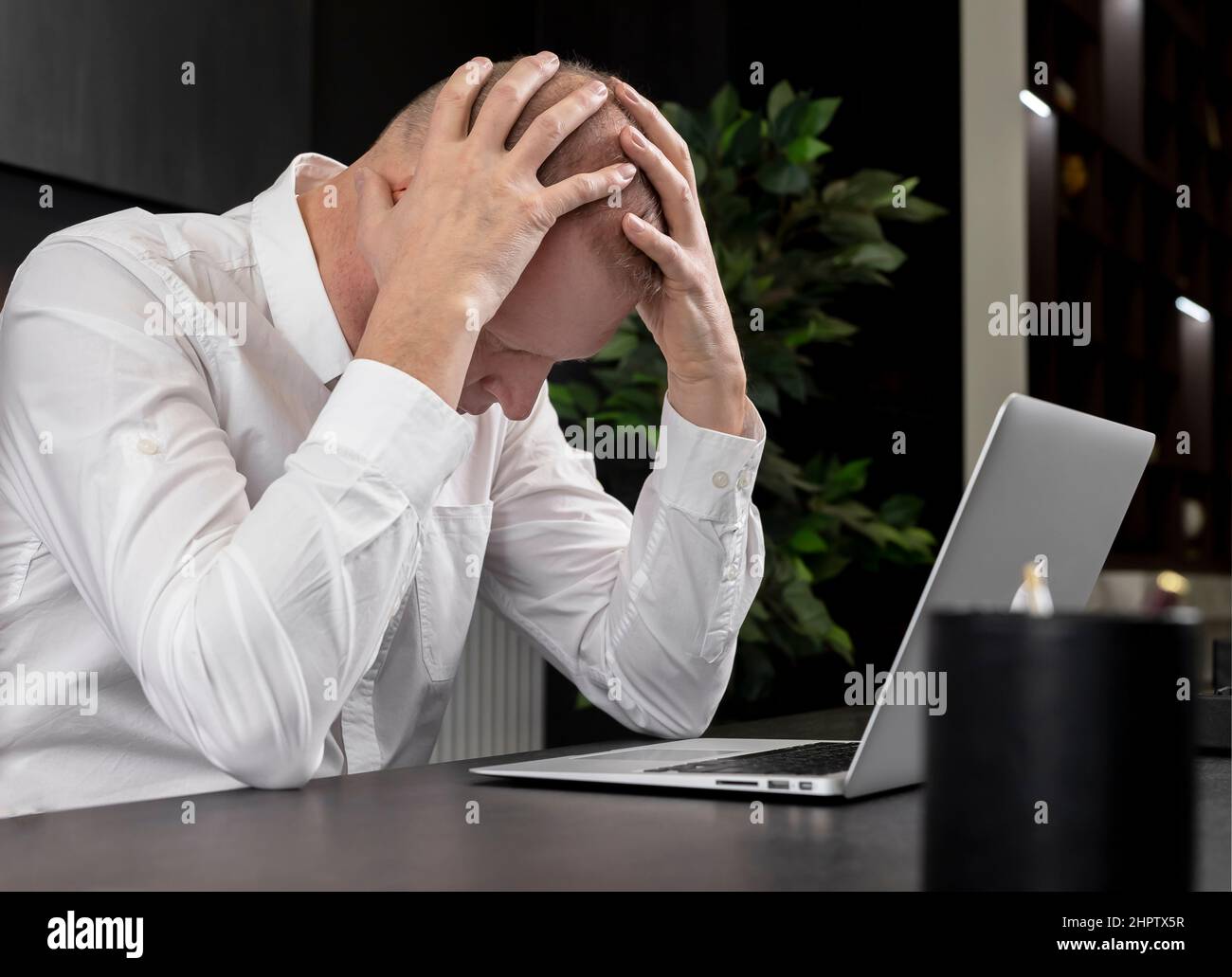 Hands grabbing face hires stock photography and images Alamy