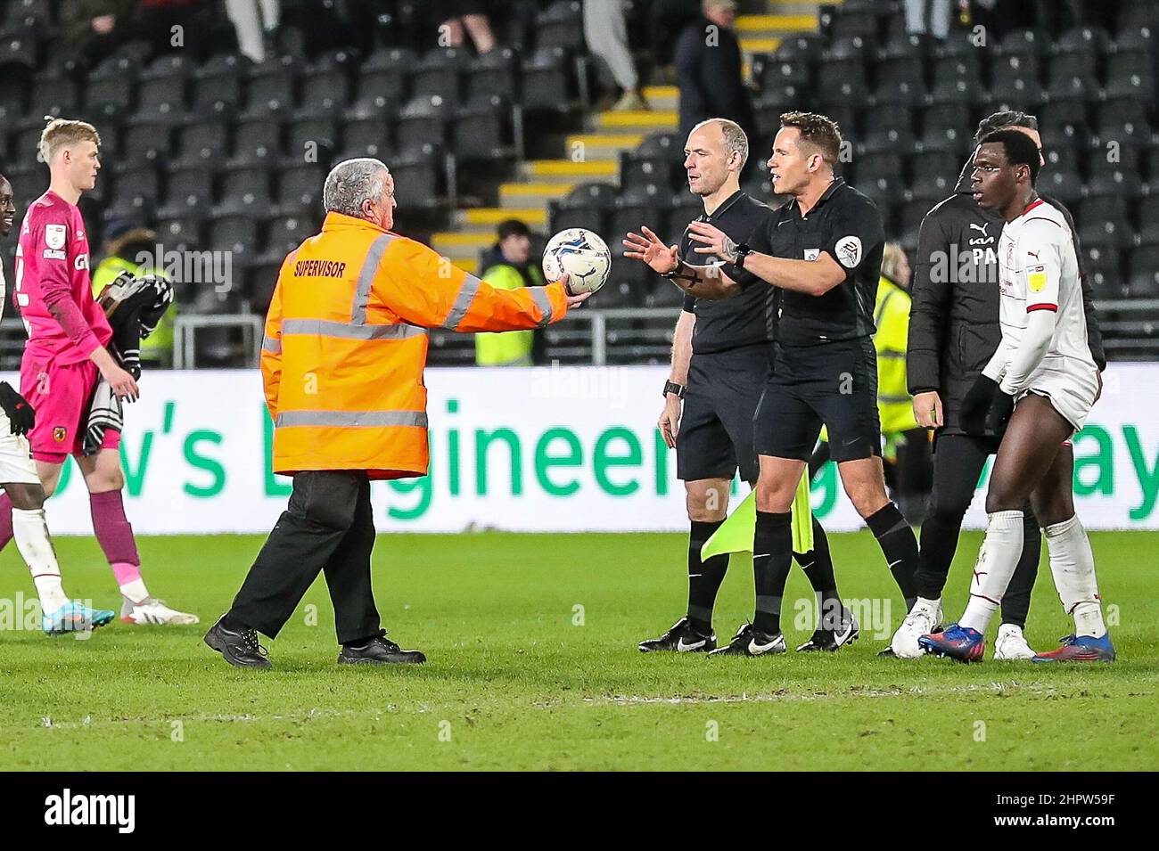 Kingston Upon Hull, UK. 22nd Feb, 2022. Steward hands the ball back to match referee Stephen Martin at the end of the game during the EFL Sky Bet Championship match between Hull City and Barnsley at the KCOM Stadium, Kingston upon Hull, England on 22 February 2022. Photo by Simon Hall. Editorial use only, license required for commercial use. No use in betting, games or a single club/league/player publications. Credit: UK Sports Pics Ltd/Alamy Live News Stock Photo