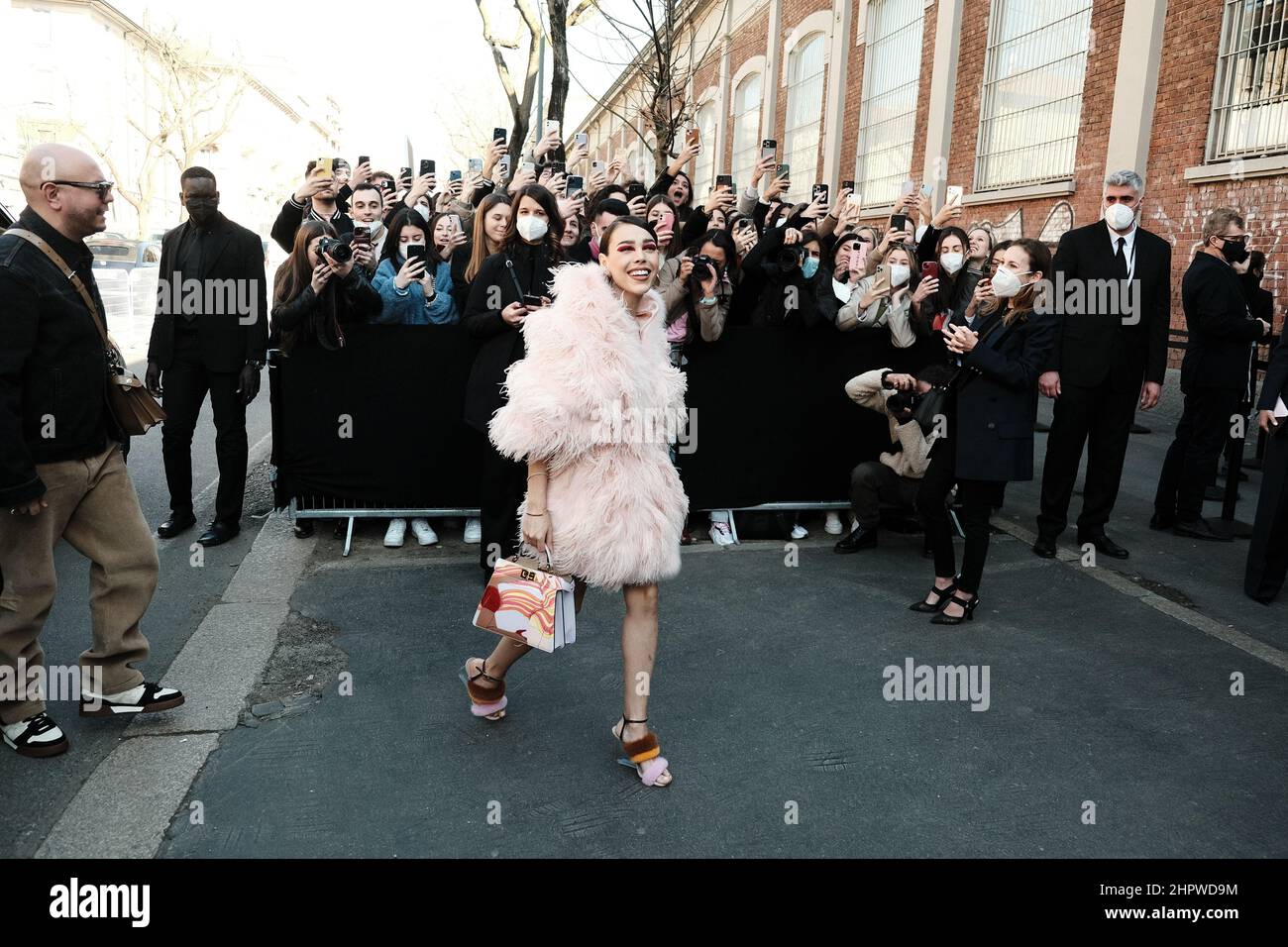 Women with Fendi bags before Fendi fashion show, Milan Fashion Week street  style – Stock Editorial Photo © AndreaA. #326232822