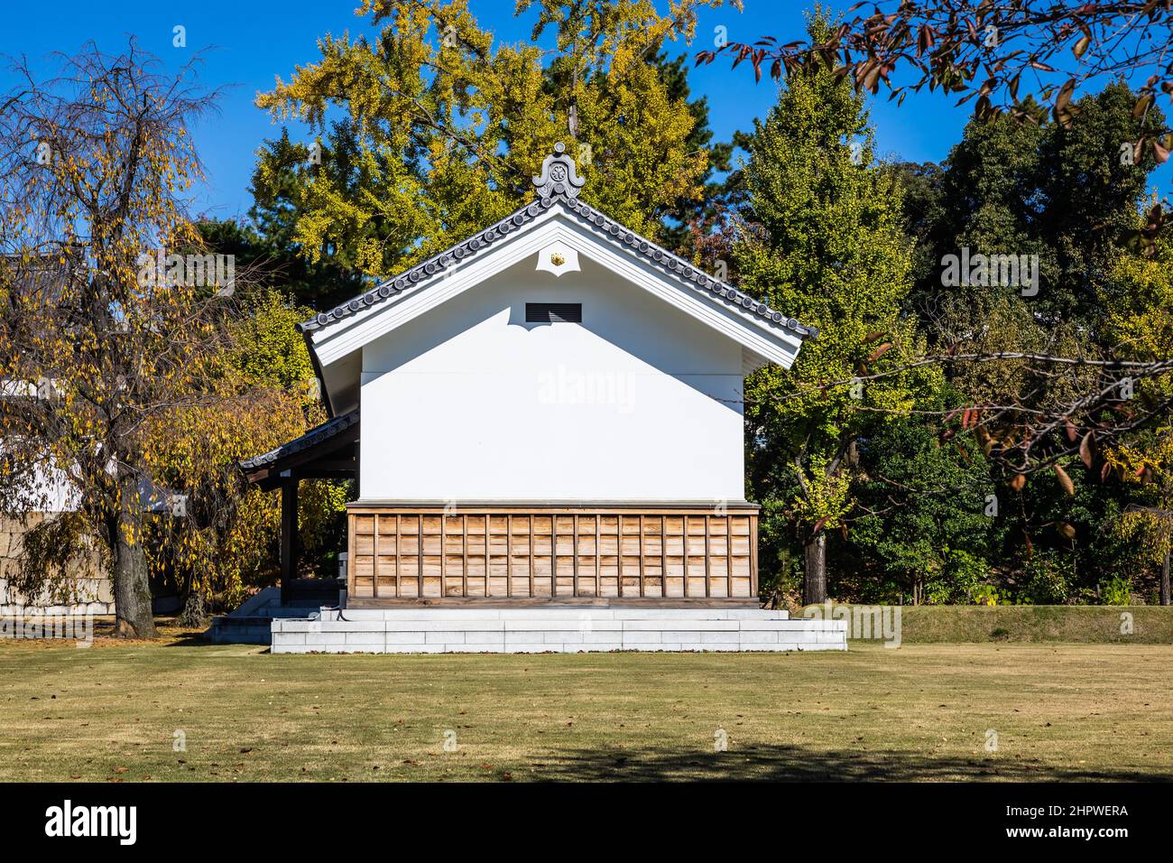 A white, plain structure in the Seiryu-en garden of Nijo Castel in Kyoto, Japan with sunlight hitting diretly on the surface of the building. Stock Photo