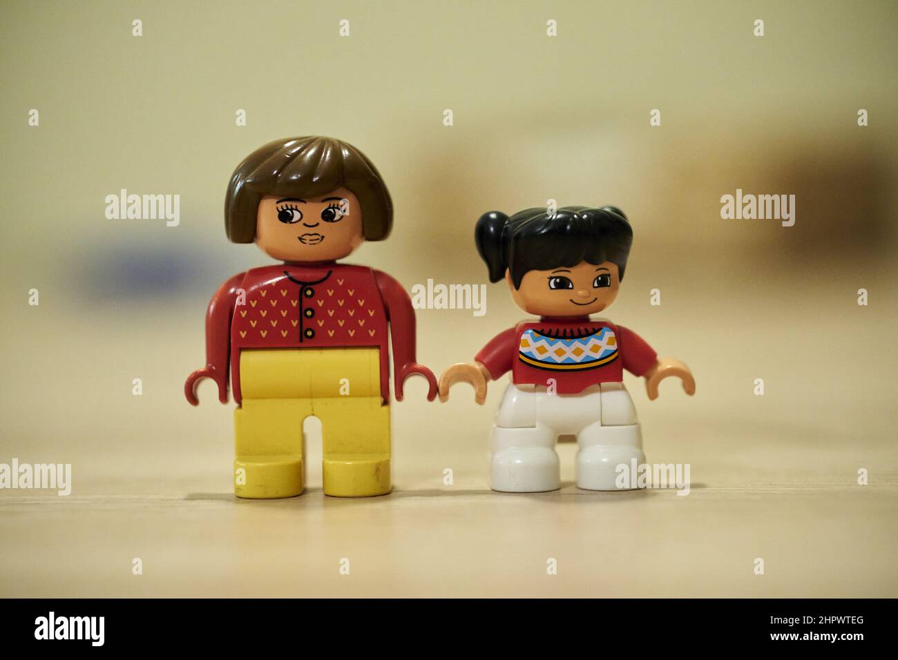 Fille de Lego Duplo photographie éditorial. Image du jouet - 50793392