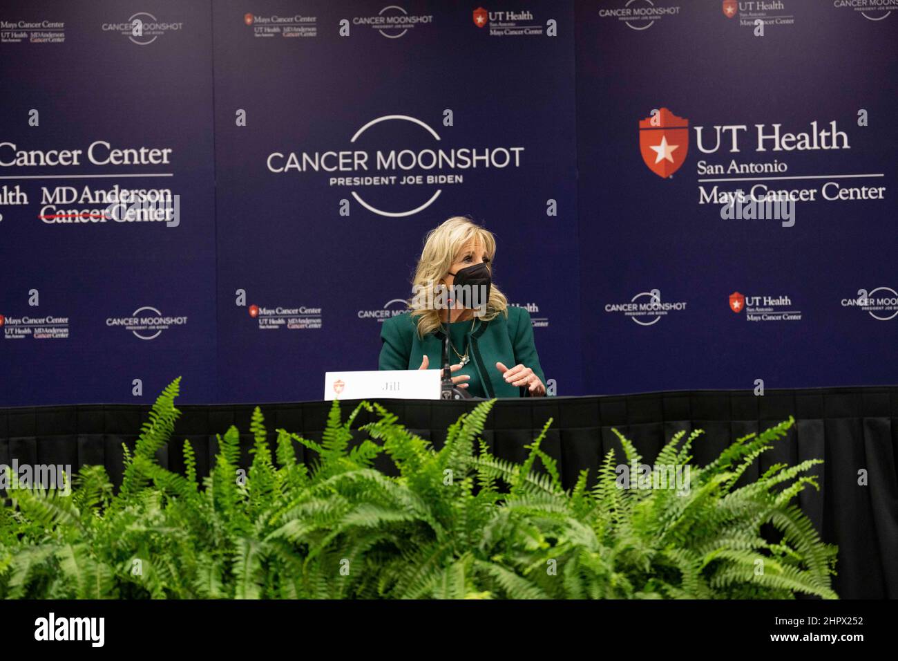 San Antonio Texas USA, Feb. 23, 2022: U.S. First Lady JILL BIDEN leads a discussion of doctors and researchers as she visits the Mays Cancer Center while on a tour of the UT Health MD Anderson Cancer facility. Biden listened to patients stories and heard from doctors on the front lines of cancer research. Credit: Bob Daemmrich/Alamy Live News Stock Photo