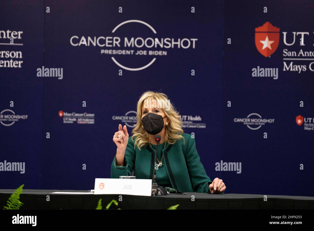 San Antonio Texas USA, Feb. 23, 2022: U.S. First Lady JILL BIDEN leads a discussion of doctors and researchers as she visits the Mays Cancer Center while on a tour of the UT Health MD Anderson Cancer facility. Biden listened to patients stories and heard from doctors on the front lines of cancer research. Credit: Bob Daemmrich/Alamy Live News Stock Photo