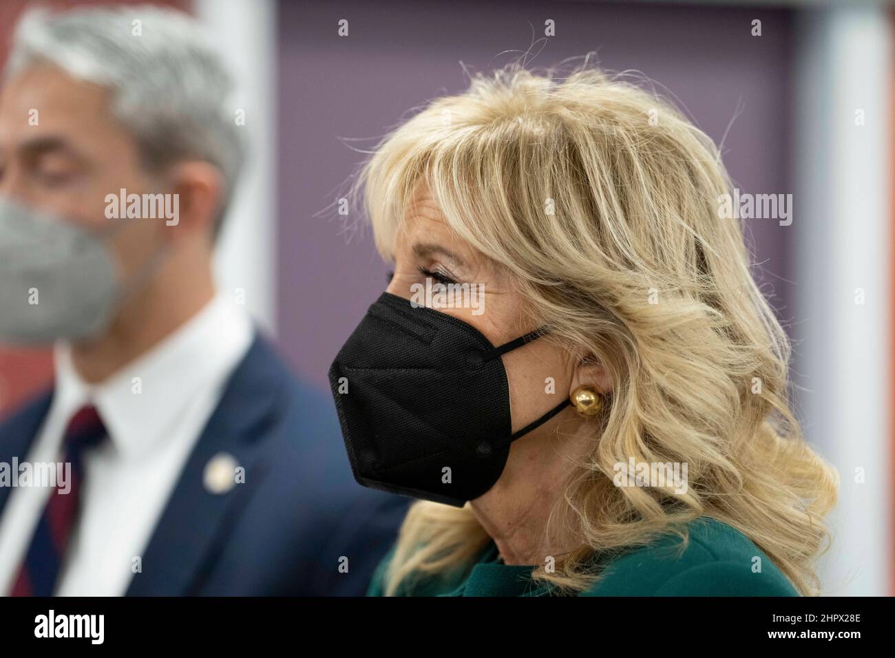 San Antonio, TX, USA. 23rd Feb, 2022. First Lady JILL BIDEN, l, stands with San Antonio Mayor RON NIRENBERG as she visits the Mays Cancer Center and gives her a hug during a tour of the UT Health MD Anderson Cancer Center. Biden listened to patients stories and heard from doctors on the front lines of the battle against cancer. (Credit Image: © Bob Daemmrich/ZUMA Press Wire) Stock Photo