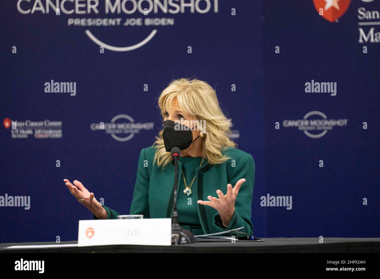 San Antonio, TX, USA. 23rd Feb, 2022. U.S. First Lady JILL BIDEN leads a discussion of doctors and researchers as she visits the Mays Cancer Center while on a tour of the UT Health MD Anderson Cancer facility. Biden listened to patients stories and heard from doctors on the front lines of cancer research. (Credit Image: © Bob Daemmrich/ZUMA Press Wire) Stock Photo