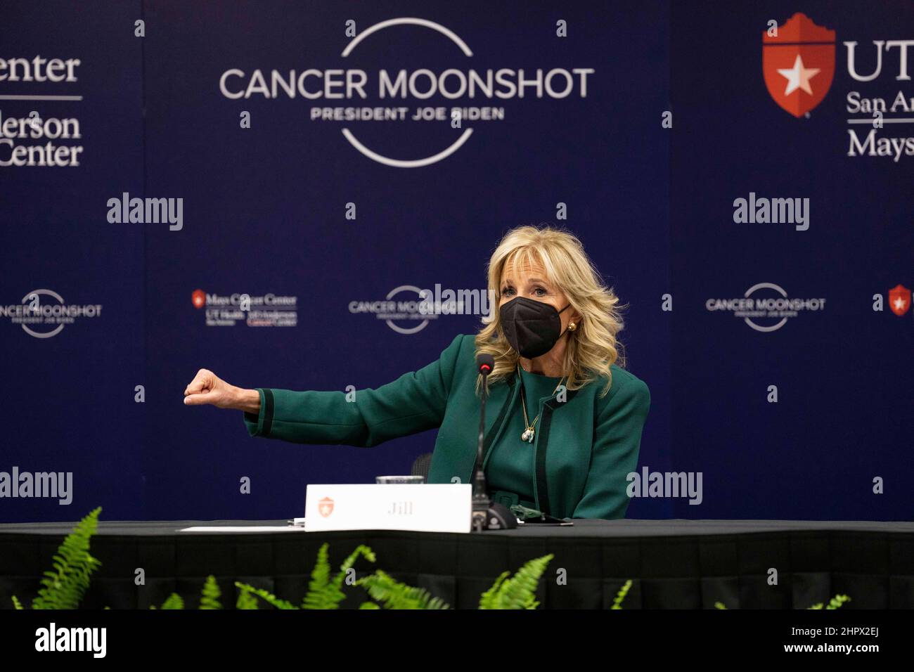 San Antonio, TX, USA. 23rd Feb, 2022. U.S. First Lady JILL BIDEN leads a discussion of doctors and researchers as she visits the Mays Cancer Center while on a tour of the UT Health MD Anderson Cancer facility. Biden listened to patients stories and heard from doctors on the front lines of cancer research. (Credit Image: © Bob Daemmrich/ZUMA Press Wire) Stock Photo