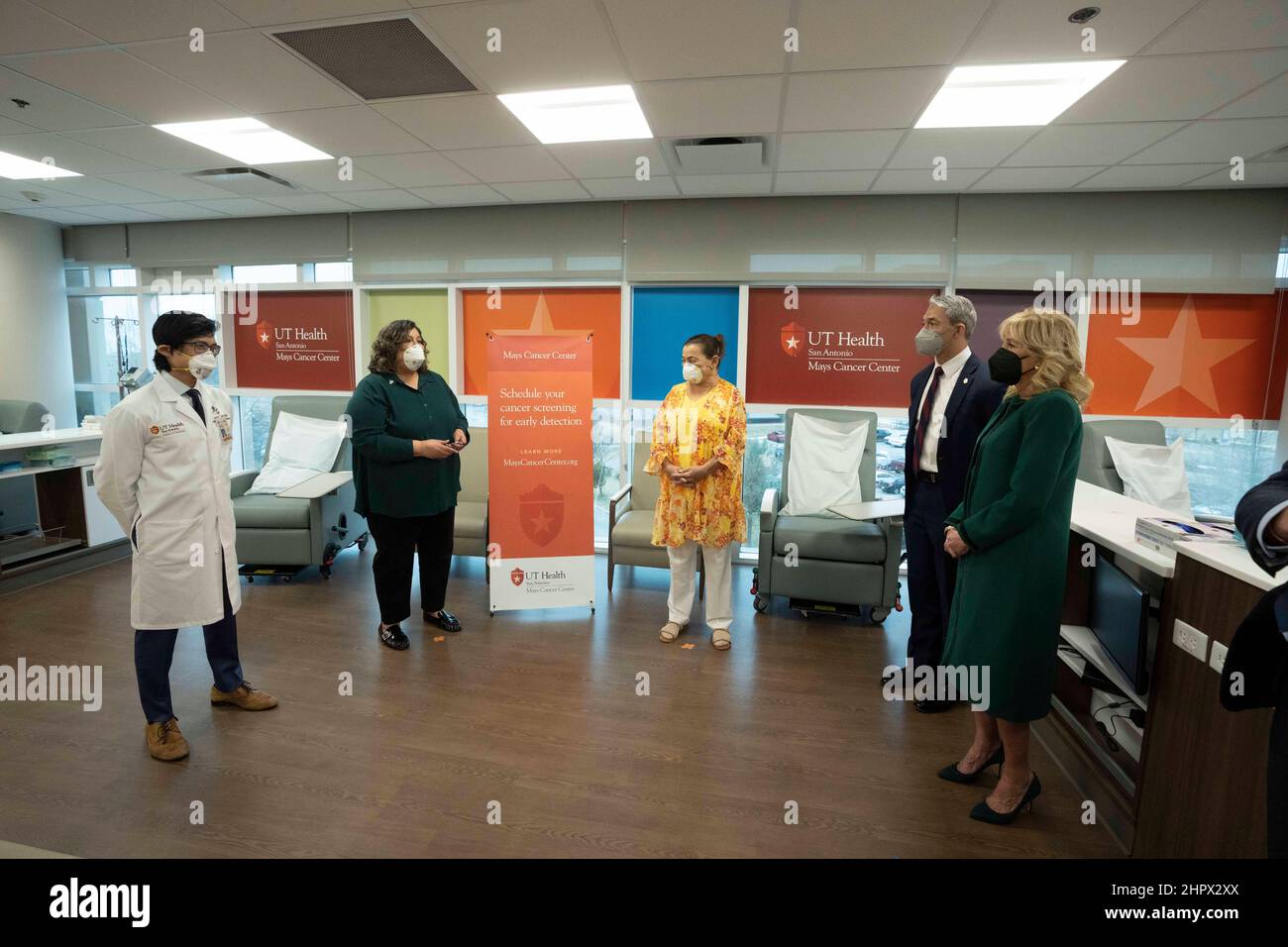 San Antonio, TX, USA. 23rd Feb, 2022. U.S. First Lady JILL BIDEN (far right) leads a discussion of doctors and researchers as she visits the Mays Cancer Center while on a tour of the UT Health MD Anderson Cancer facility. Biden listened to patients stories and heard from doctors on the front lines of cancer research. (Credit Image: © Bob Daemmrich/ZUMA Press Wire) Stock Photo