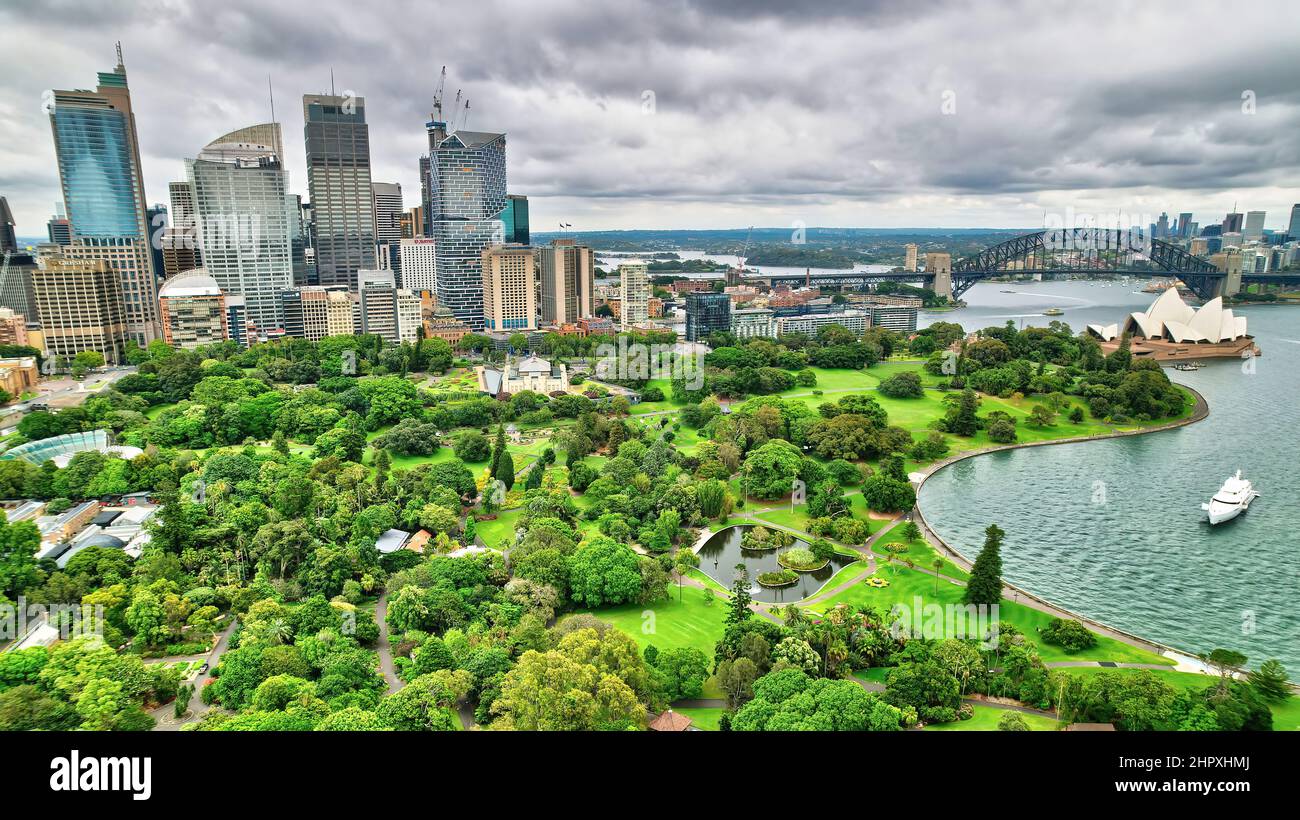 Botanic High Rise High rise building lawn hi-res stock photography and images - Alamy