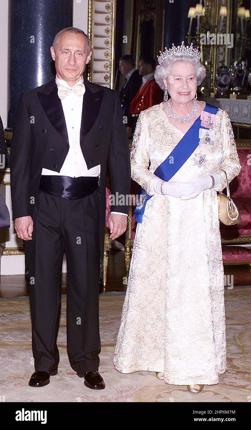 File photo dated 24/6/2003 of Queen Elizabeth II standing alongside Russia's President Putin before a state banquet at Buckingham Palace. Mr Putin was on the first state visit by a Russian leader since 1874 when Tsar Alexander II came to Britain. Issue date: Thursday February 24, 2022. Stock Photo