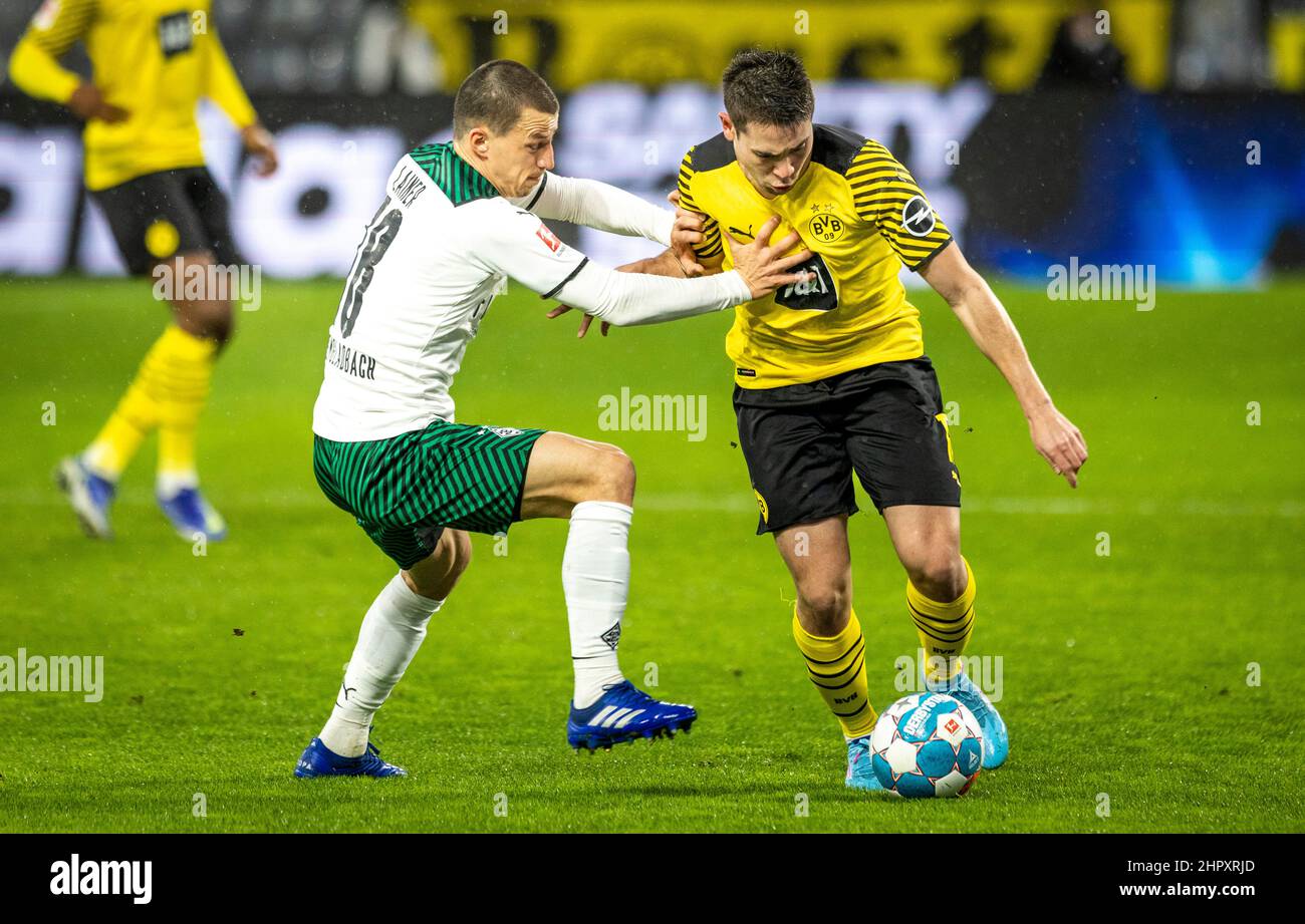 Stefan Lainer (BMG), Raphael Guerreiro (BVB) Borussia Dortmund - Borussia Mönchengladbach 20.02.2022, Fussball, BundesligaSaison 2021 2022  Foto: Mori Stock Photo