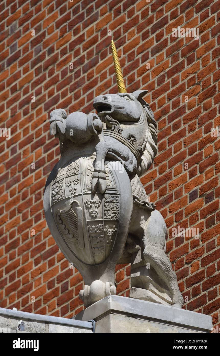 London, England, UK. Unicorn (Tim Crawley MRSS: 2004) sculpture on Temple Bar in Paternoster Square by St Pauls' Cathedral Stock Photo