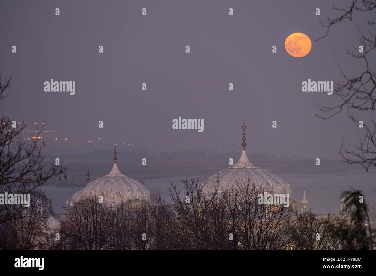 Moon rising over the domes of The Gurdwara in Gravesend Kent Stock Photo
