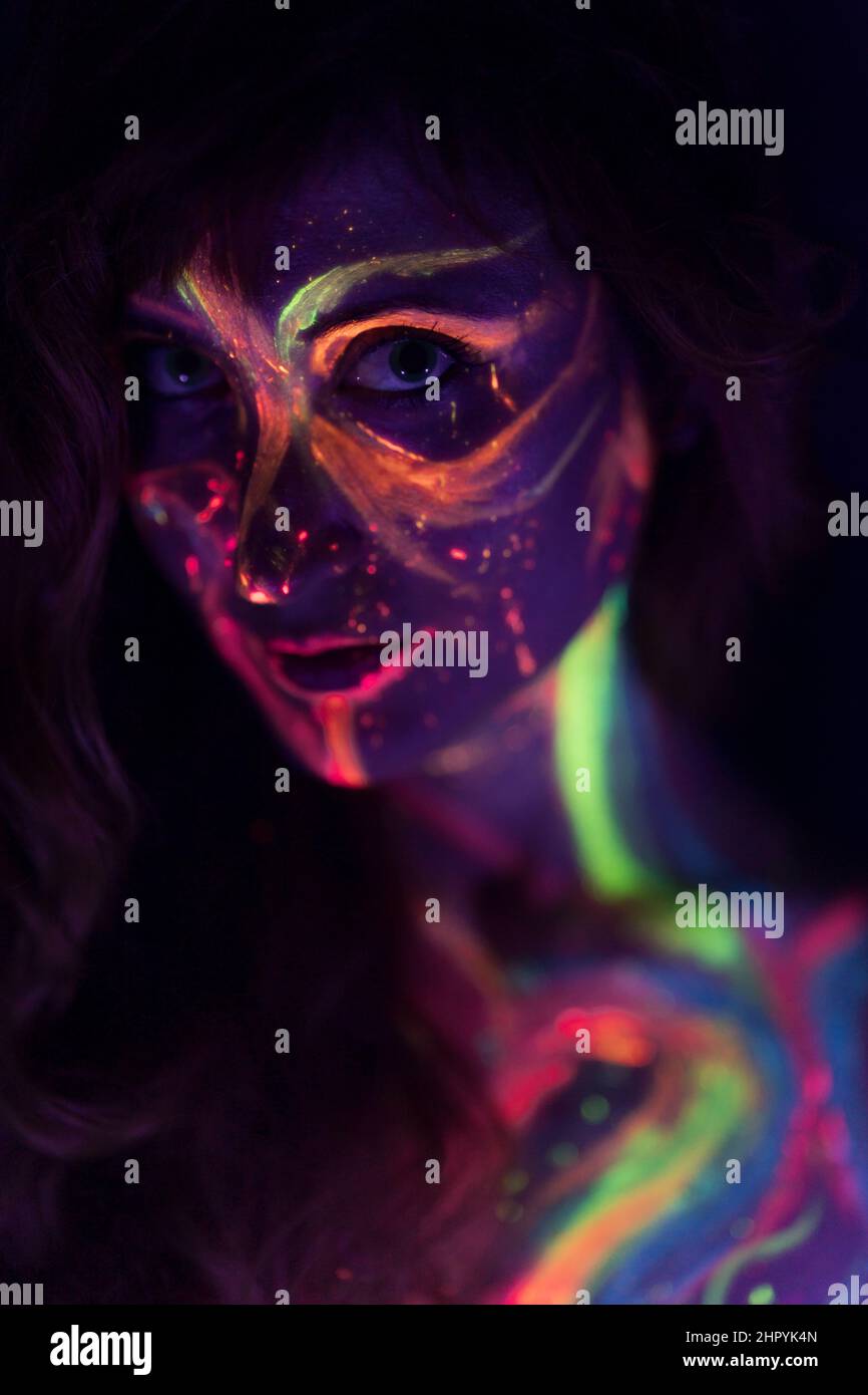 Woman covered in body paint hi-res stock photography and images - Alamy