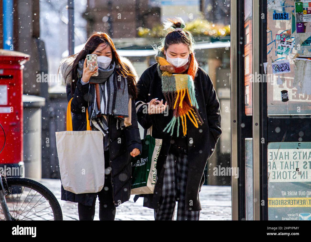 Chinese women wearing facemasks hi-res stock photography and images - Alamy