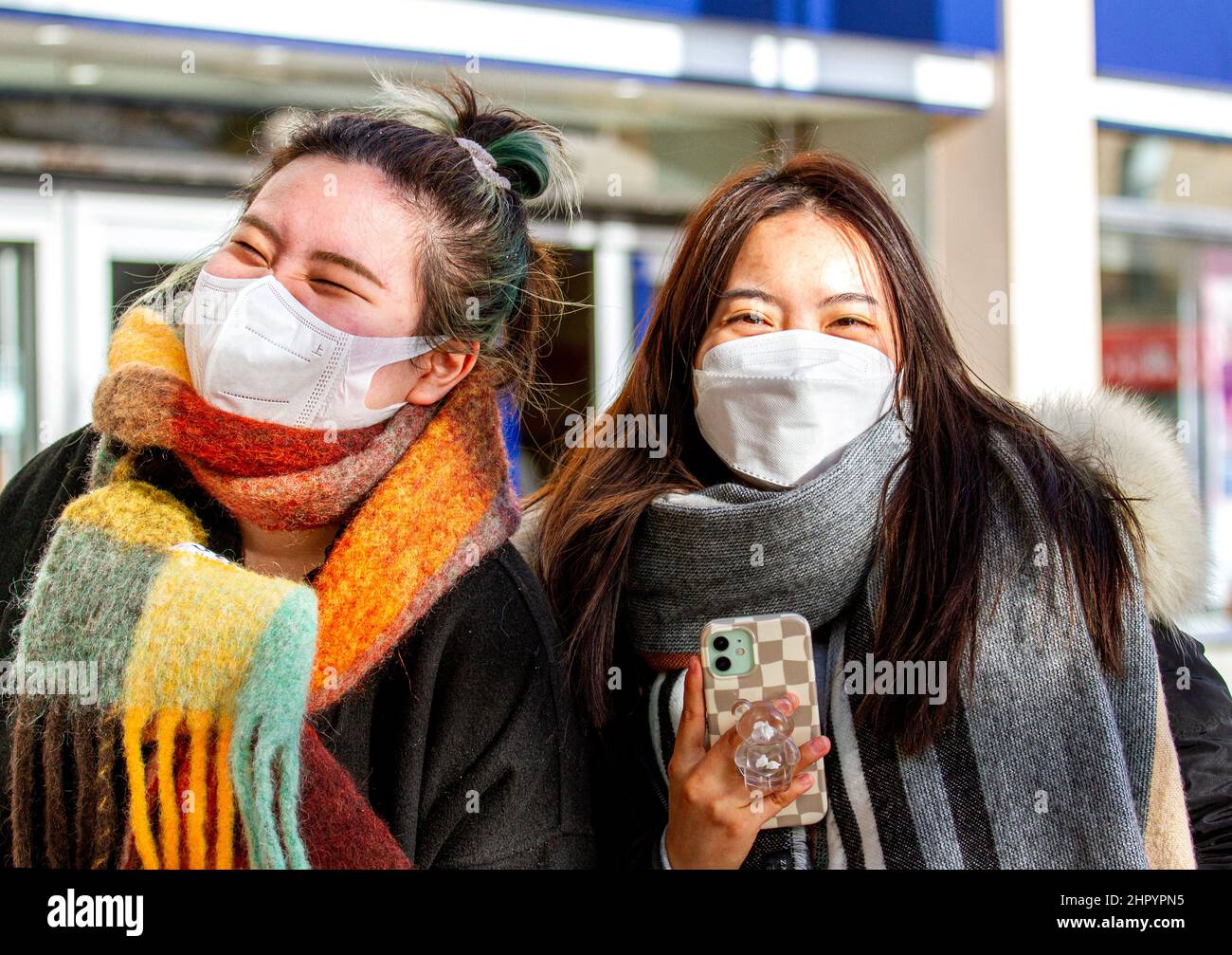 Chinese women wearing facemasks hi-res stock photography and images - Alamy