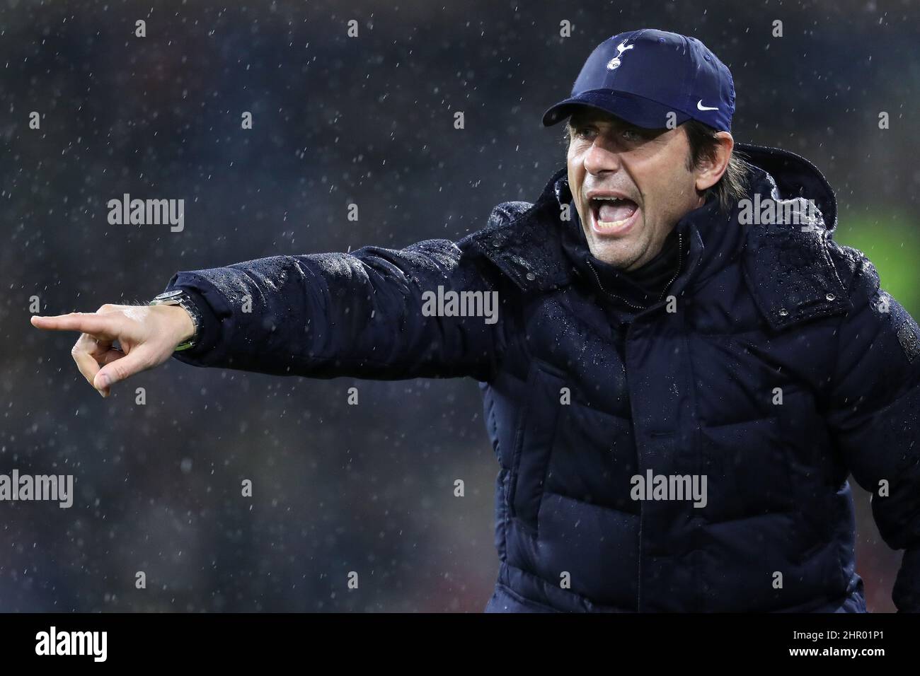 Antonio conte tottenham bench hi-res stock photography and images - Alamy