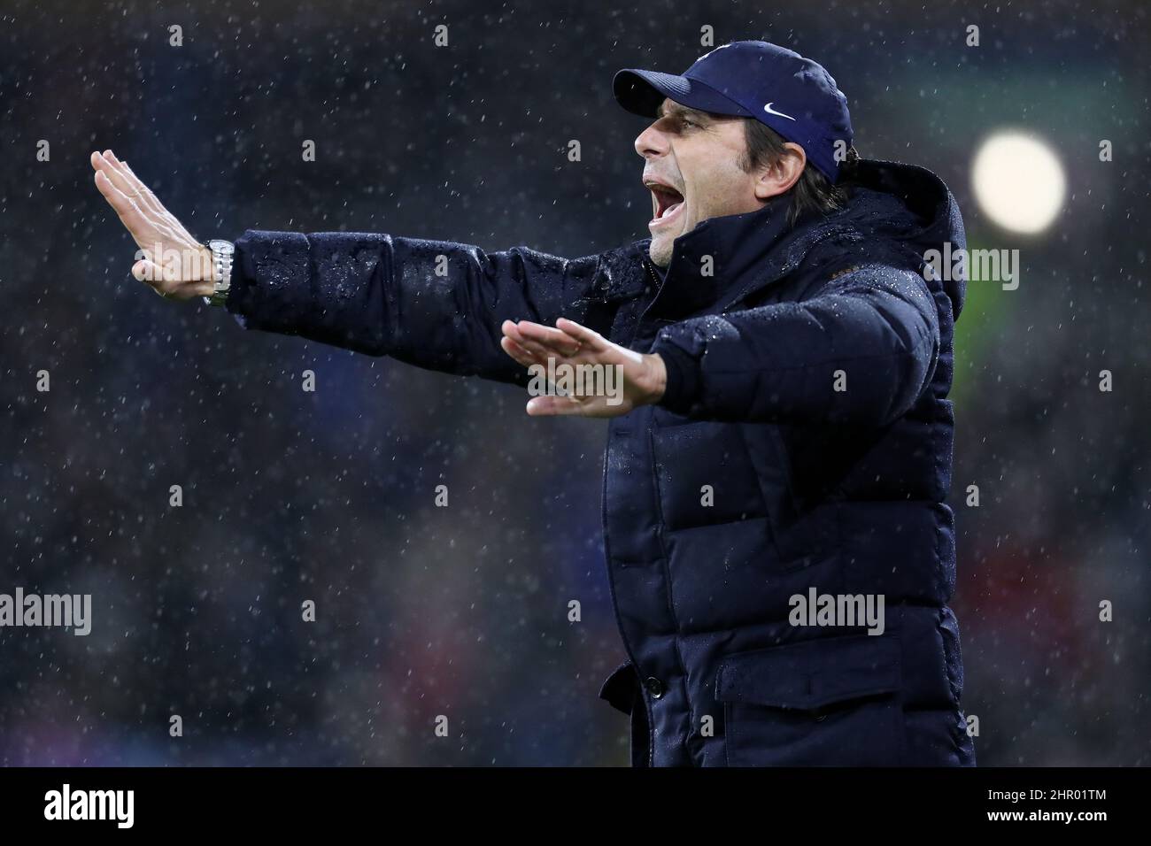 Antonio conte tottenham bench hi-res stock photography and images - Alamy