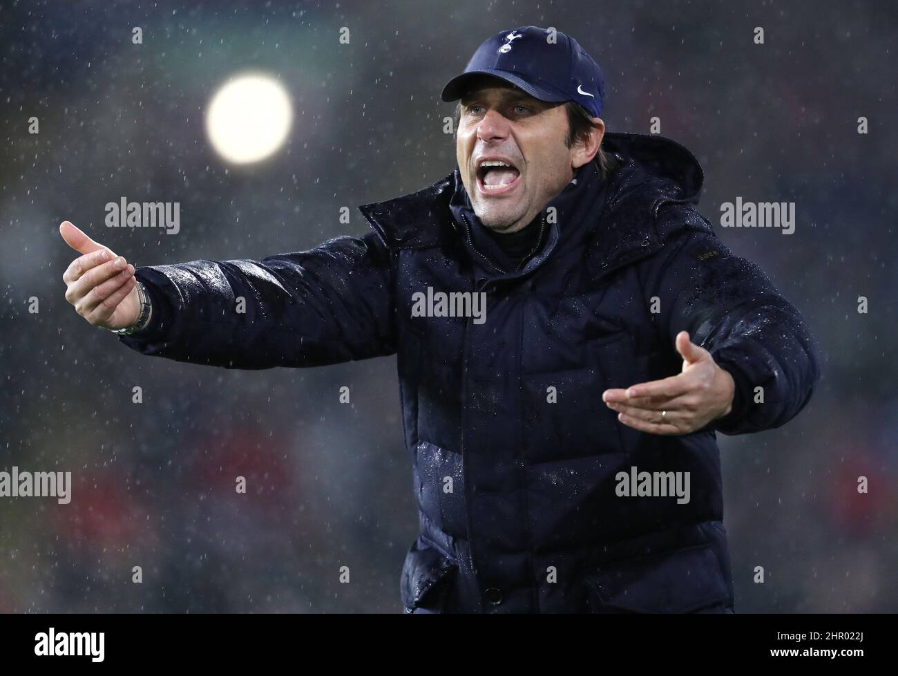 Antonio conte tottenham bench hi-res stock photography and images - Alamy