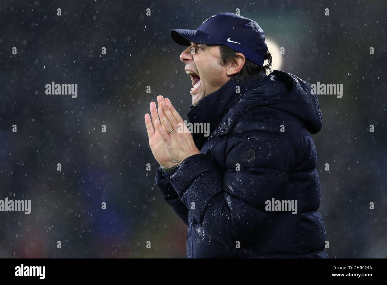 Antonio conte tottenham bench hi-res stock photography and images - Alamy