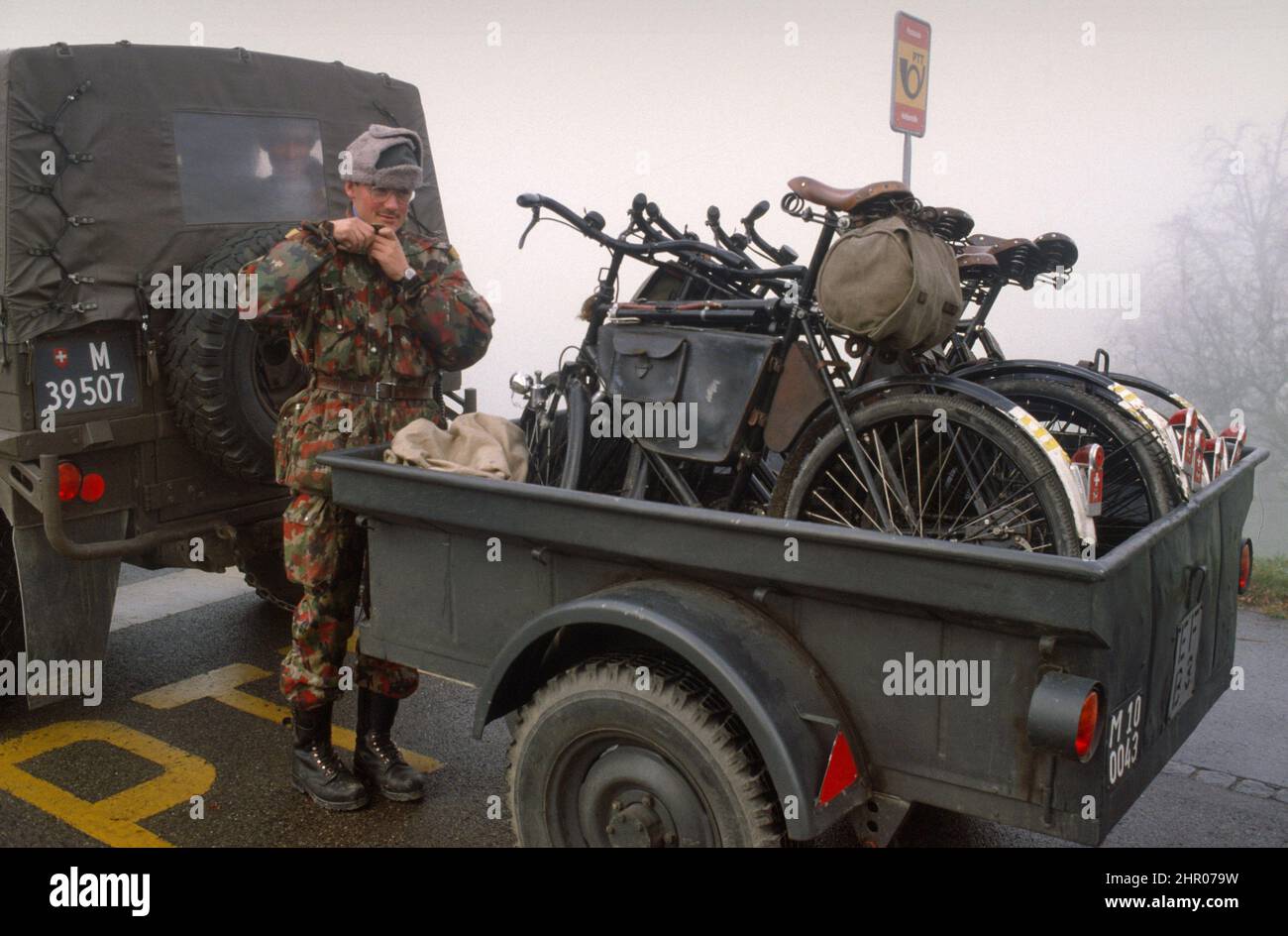- Swiss Army military exercises, cyclist infantry  (November 1989)   - Esercitazioni militari dell'esercito Svizzero, fanteria ciclista (Novembre1989) Stock Photo