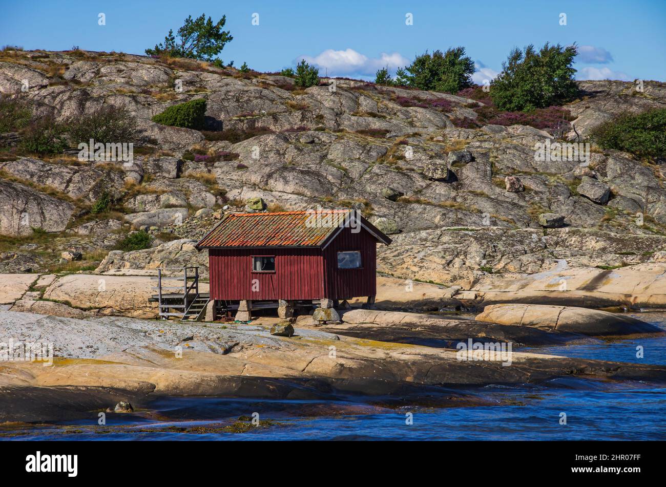 Small wooden coastal hut on a skerry off Strömstad, Bohuslän, Västra Götalands län, Sweden. Stock Photo