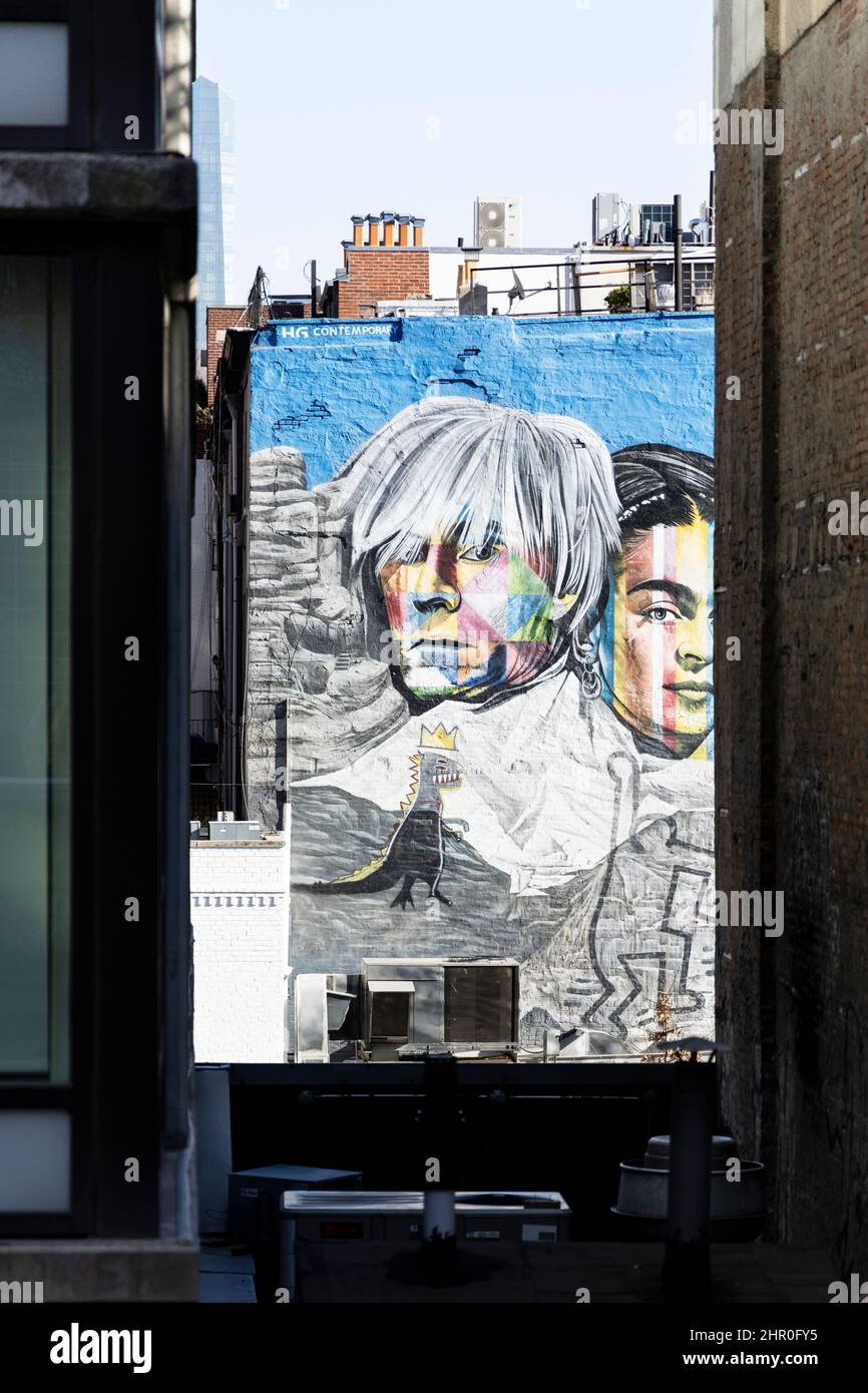 A mural of Andy Warhol and Frida Kahlo viewed from the High Line in New York City, USA. Stock Photo