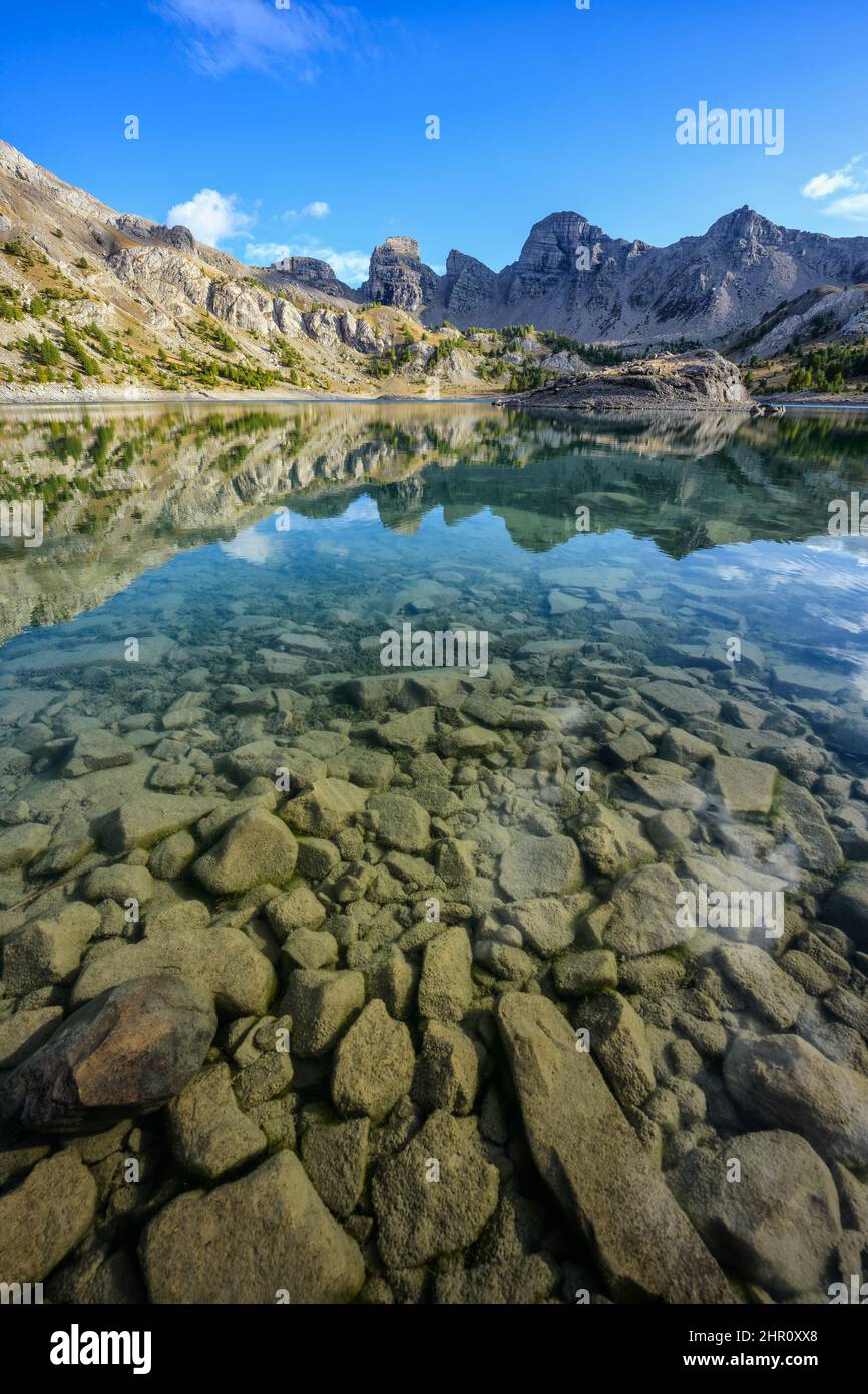 The lake of Allos and its sandstone towers of Annot, in the Haut Verdon, Alpes de Haute-Provence. A very pure lake, populated by Arctic char and trout Stock Photo