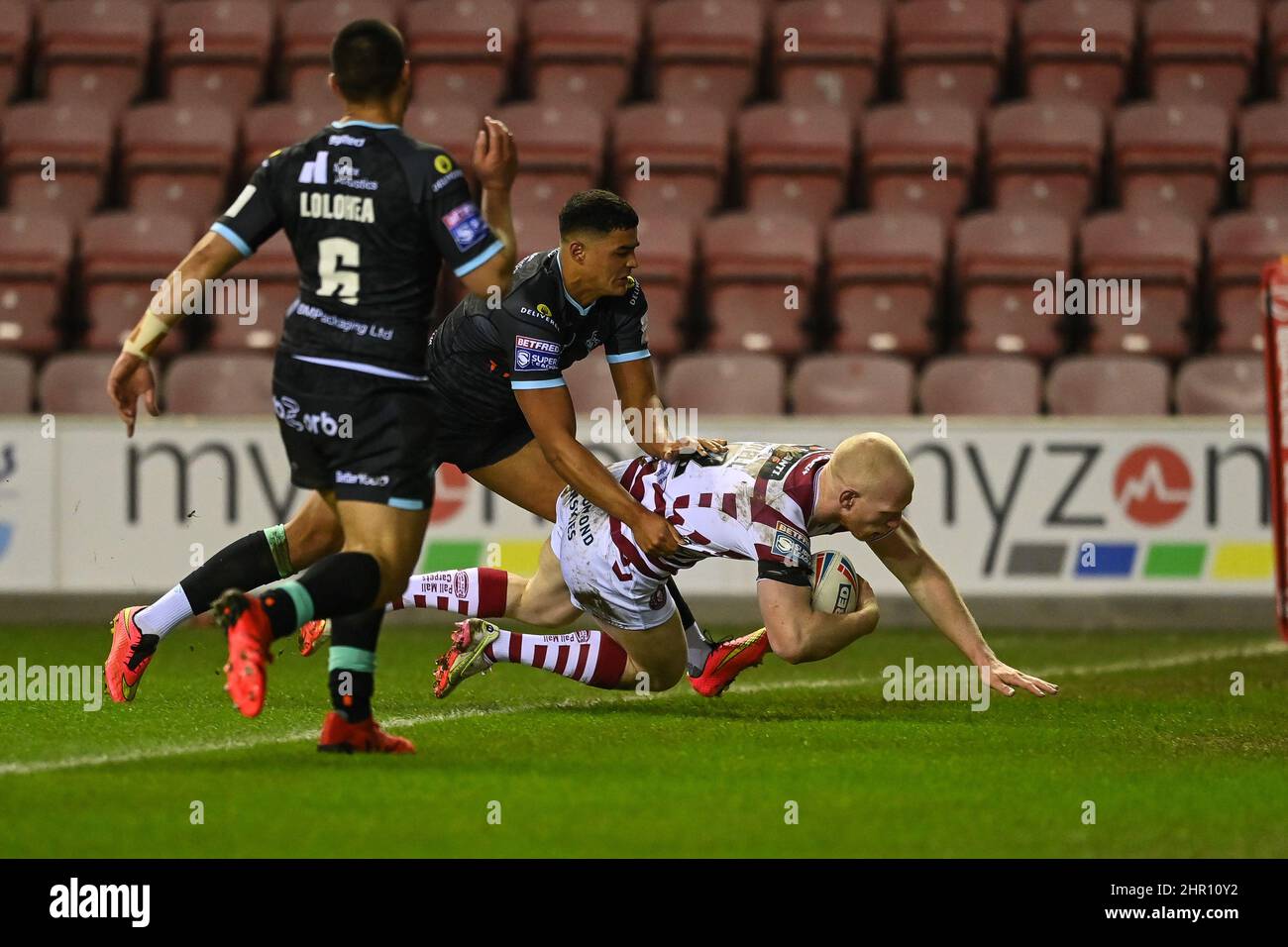 Liam Farrell (12) of Wigan Warriors goes over for a try Stock Photo - Alamy