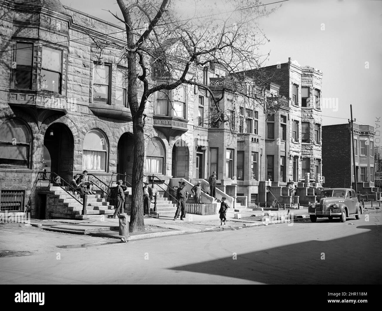 Row of Brownstone Houses, Street Scene, South Side, Chicago, Illinois, USA, Russell Lee, U.S. Office of War Information/U.S. Farm Security Administration, April 1941 Stock Photo