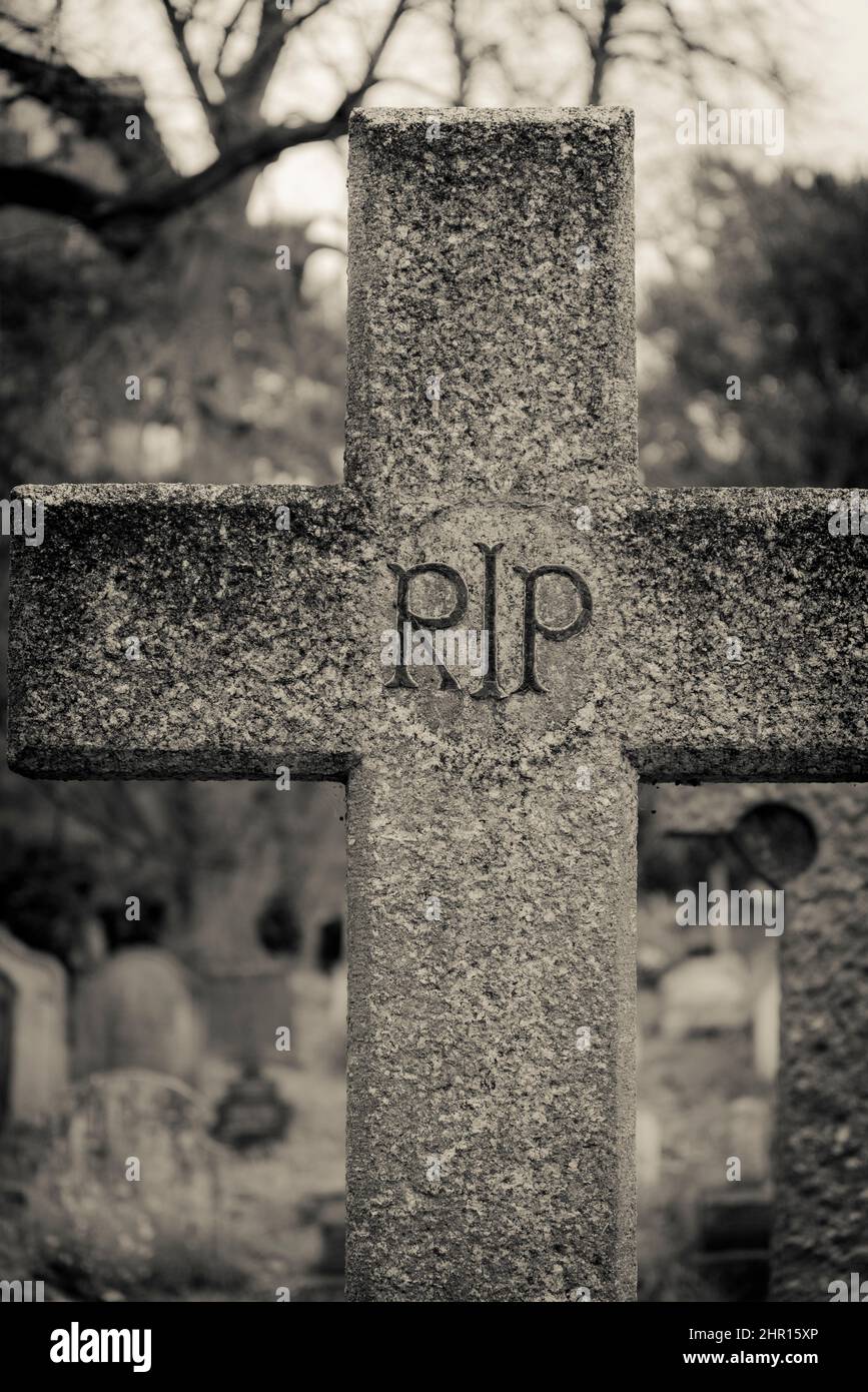 Headstone cross RIP, London, England, UK Stock Photo - Alamy