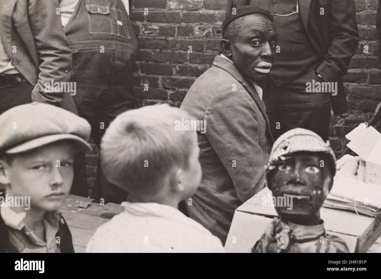 Ben Shahn - Travelling medicine show with ventriloquist dummy in the foreground - Huntingdon, Tennessee, USA Stock Photo