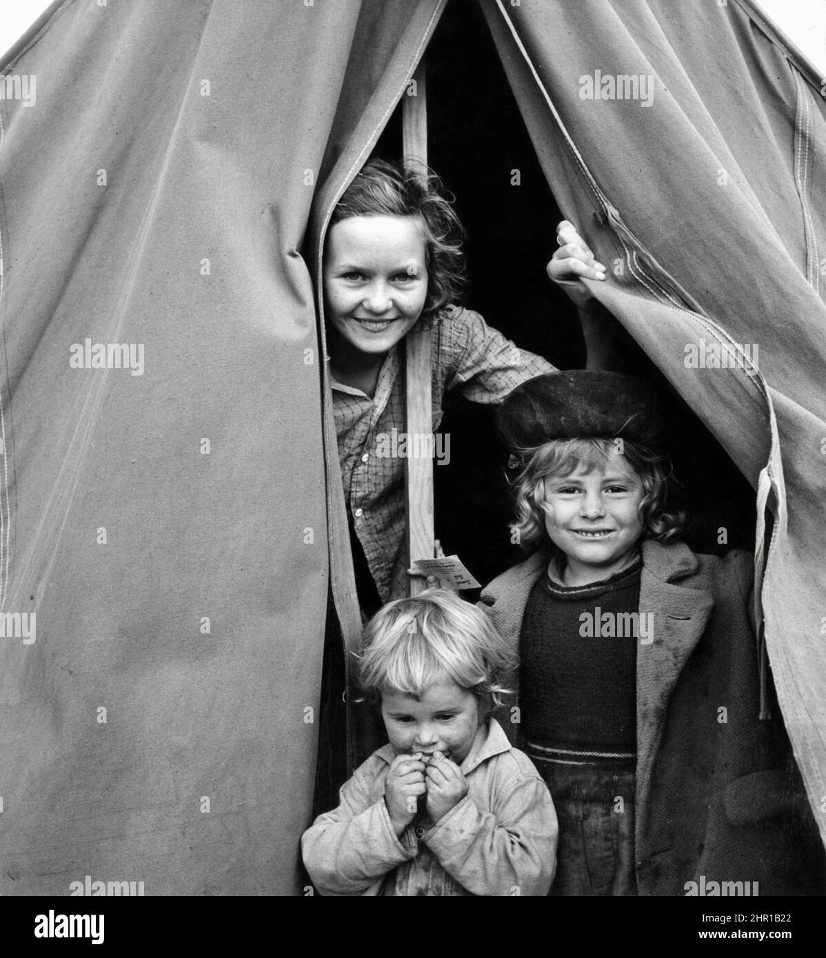Dorothea Lange - Lighthearted kids in Merrill Farm Security Administration camp, Klamath County, Oregon, USA  - 1939 Stock Photo
