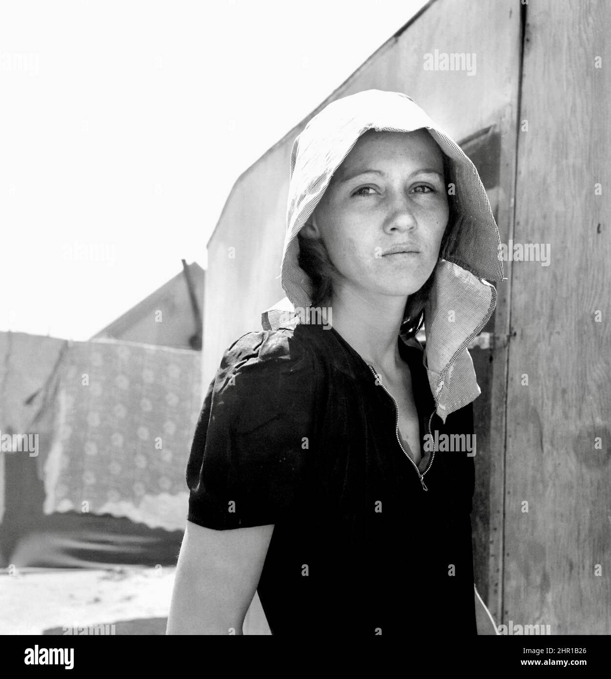 Dorothea Lange - Young Migratory Mother, originally from Texas - Pea picker in Edison, Kern County, California USA - 1940 Stock Photo