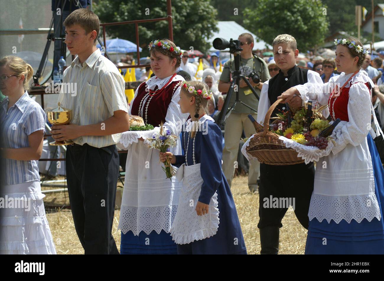 Wieleń Zaobrzański, Wielkopolska, Greater Poland, Großpolen, Polen, Polska; Youth in folk costumes carry the gifts in a procession to the altar Stock Photo