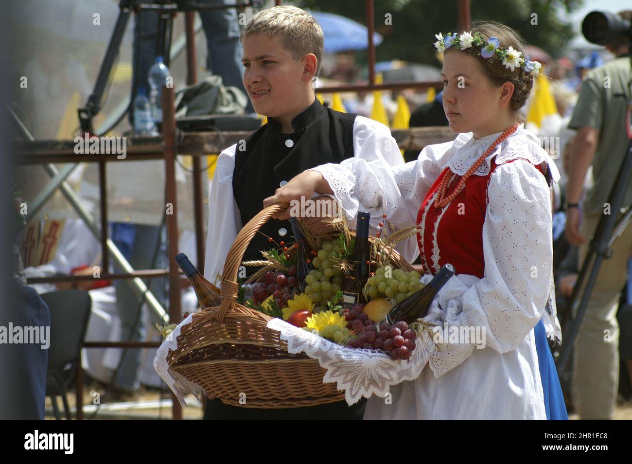 Wieleń Zaobrzański, Wielkopolska, Greater Poland, Großpolen, Polen, Polska; Youth in folk costumes carry the gifts in a procession to the altar Stock Photo