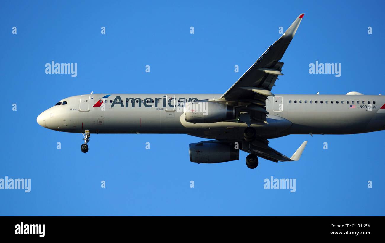 American Airlines Airbus A321 prepares for landing at Chicago O'Hare International Airport Stock Photo