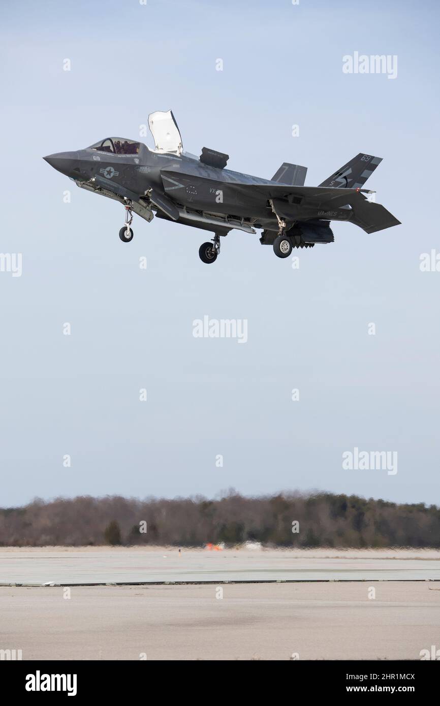 Marine Maj. Dylan “Bilbo” Nicholas, test pilot, hovers for a vertical landing in an F-35B Lightning II aircraft from the Patuxent River F-35 Integrated Test Force (ITF) at Naval Air Station Patuxent River, Md., Feb. 16, 2022. Flying the short takeoff vertical landing (STOVL) variant of the 5th generation fighter, Nicholas was participating in STOVL operations training for the combined test team – aircrew and flight test control room engineers. The Pax River ITF’s mission is to effectively plan, coordinate, and conduct safe, secure, and efficient flight test for F-35B and C variants, and provid Stock Photo