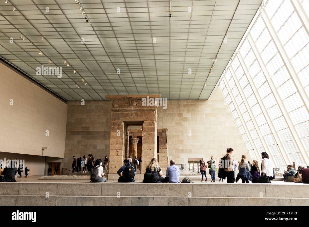 The Temple of Dendur at the Metropolitan Museum of Art in New York City ...