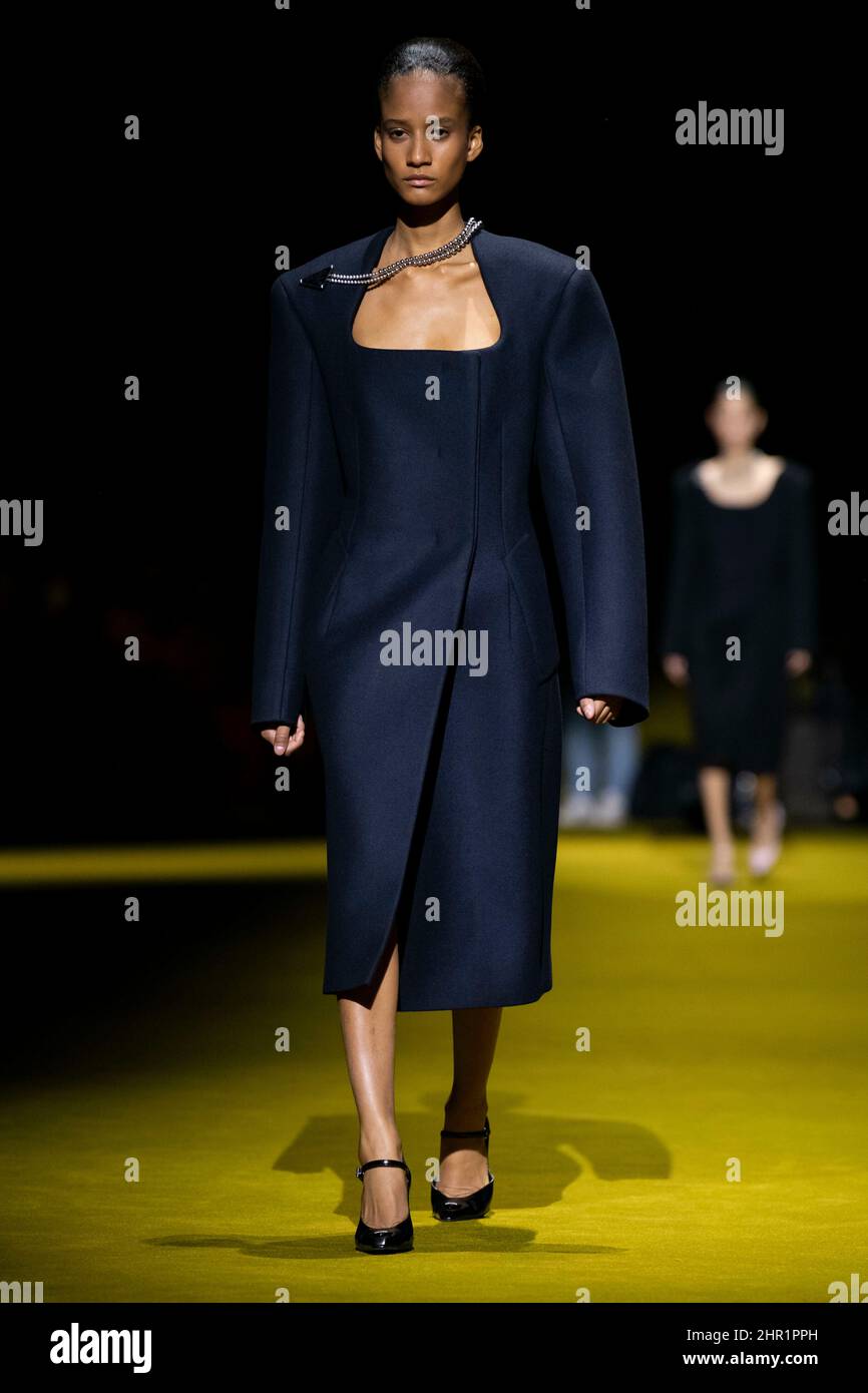Milan, Italien. 24th Feb, 2022. PRADA Fall/Winter 2022-23 Runway during  Milan Fashion Week, February 2022 - Milan, Italy. 24/02/2022 Credit:  dpa/Alamy Live News Stock Photo - Alamy