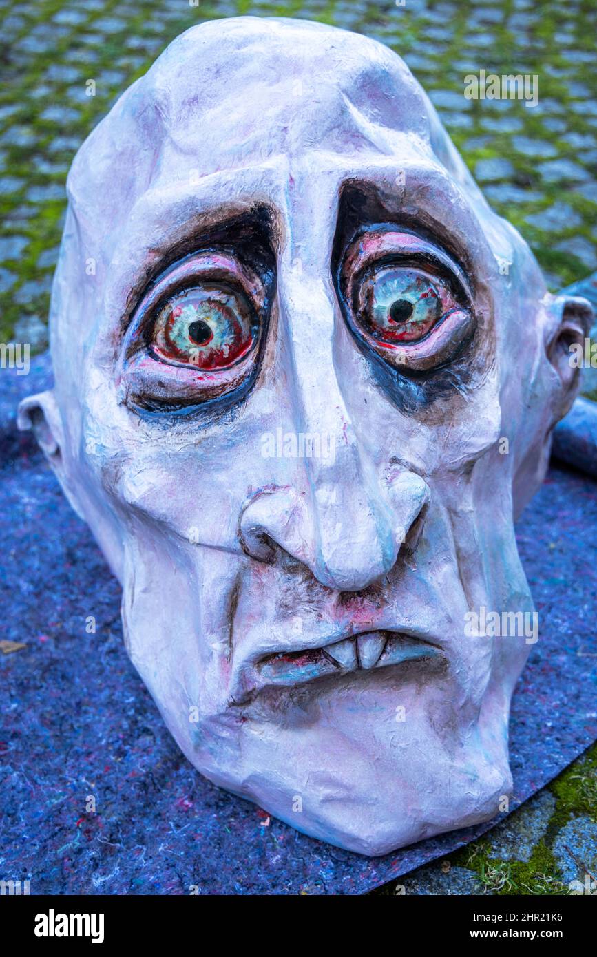 Wismar, Germany. 23rd Feb, 2022. The head of the four-meter-high large figure 'Nosferatu' lies in front of the workshop of the Kulturmühle association before it is assembled. For the summer, a street theater spectacle centered around the eerie Count Nosferatu is being staged in Wismar at original locations of the horror classic in the old town. To mark the 100th anniversary of Friedrich Wilhelm Murnau's silent film of the same name, the association is planning to stage silent film scenes with six large puppets in front of historical backdrops. Credit: Jens Büttner/dpa-Ze/dpa/Alamy Live News Stock Photo
