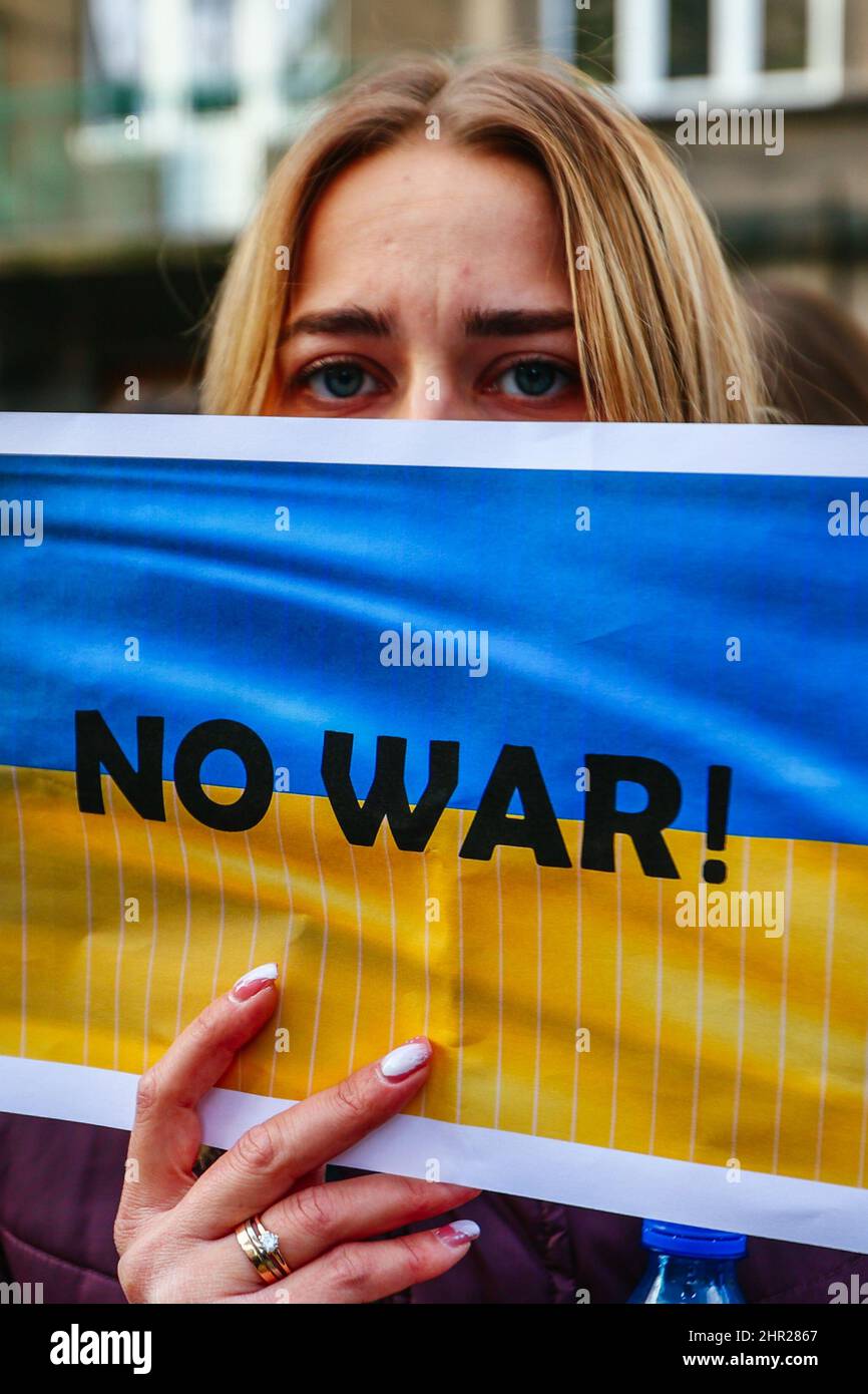 An Ukrainian protester holds a placard that reads 'No war!'.  Following the beginning of the Russian invasion of Ukraine, members of the Ukrainian com Stock Photo